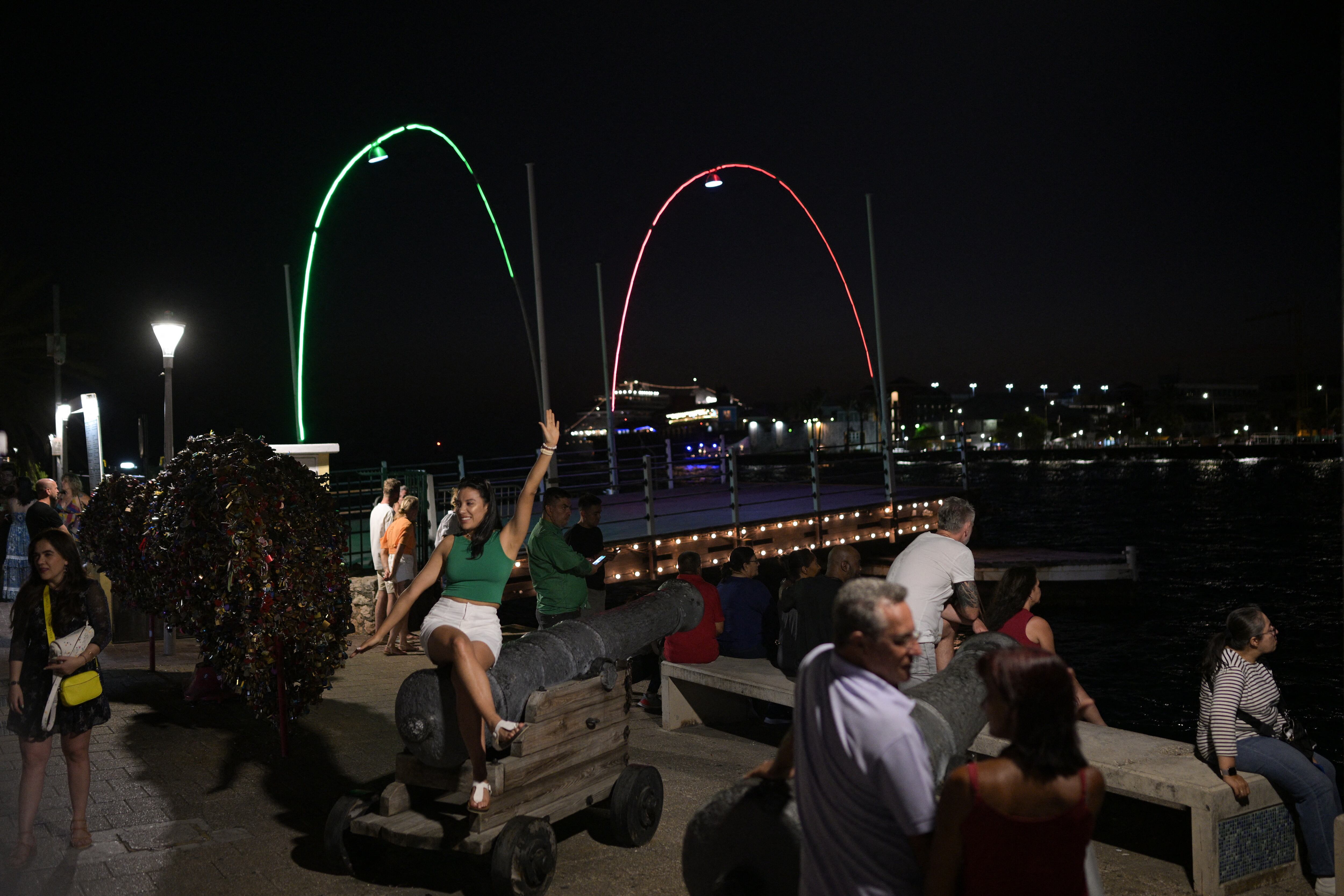 Turistas disfrutan de la vida noctura de Curazao (donde jugará la Selección de Costa Rica), en esta imagen del año 2024.