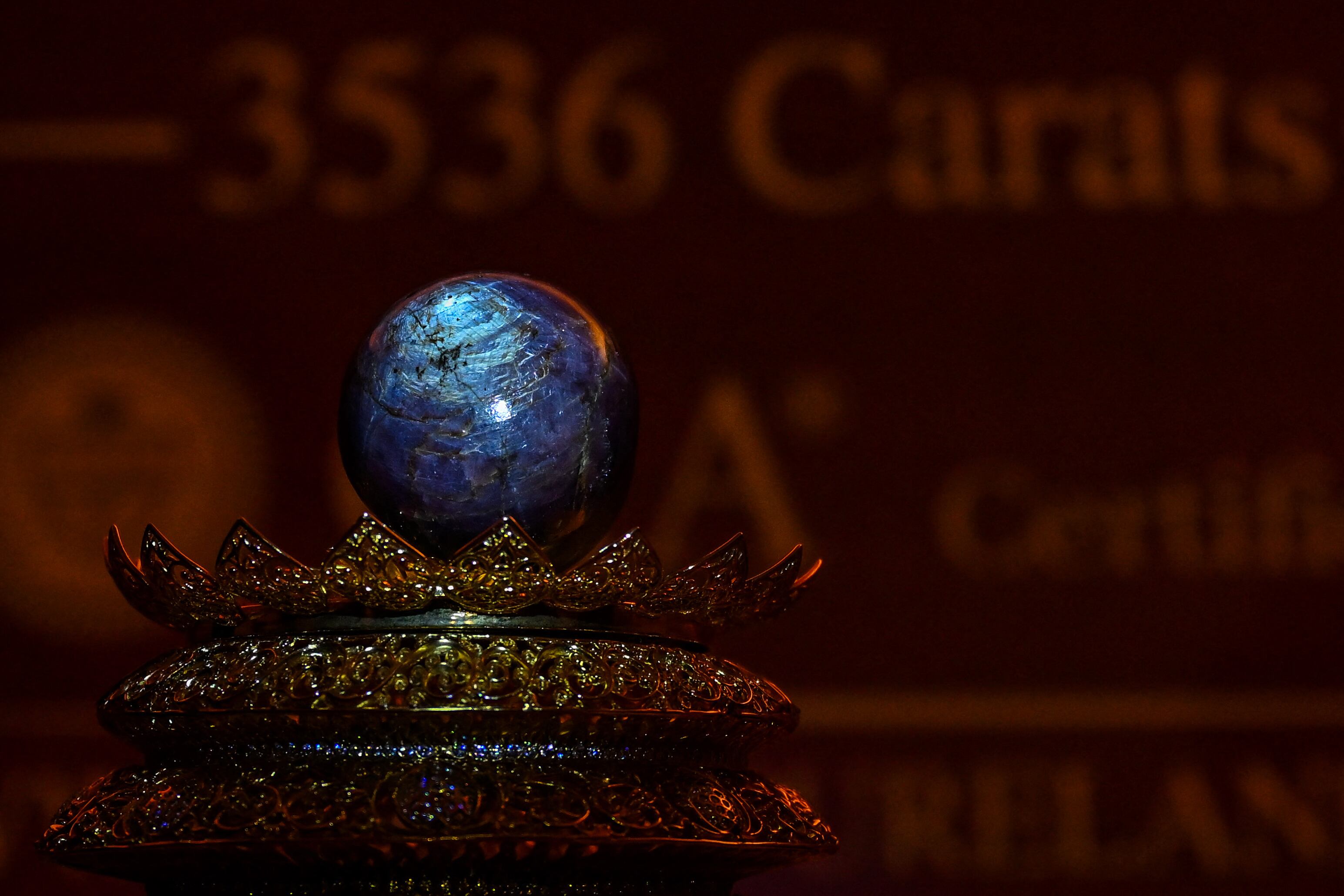 La "Estrella de la Tierra Pura", certificada por el Instituto Gemológico Americano (GIA) como el zafiro estrella púrpura natural más grande del mundo, fue presentada en Colombo el 17 de enero de 2026.