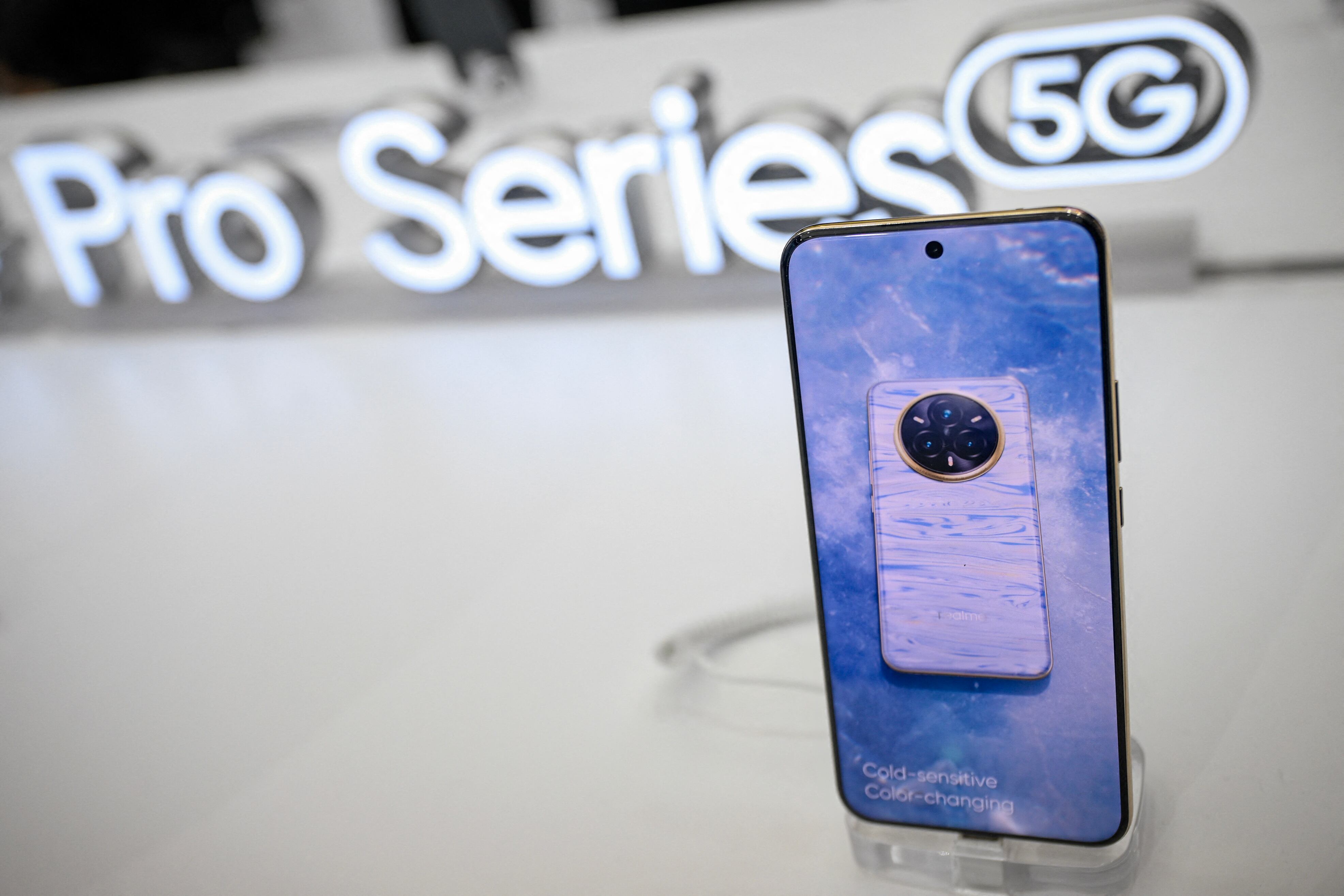 El teléfono móvil Realme 14 Pro+ se exhibe durante el MWC (Mobile World Congress)