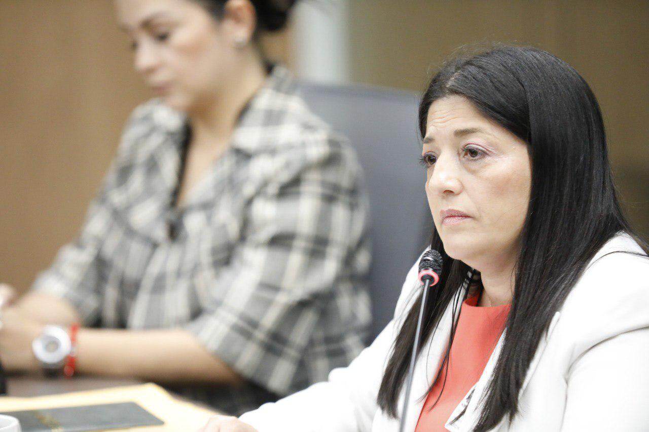 Fotografía de primer plano de la viceministra de Salud, Mariela Marín.