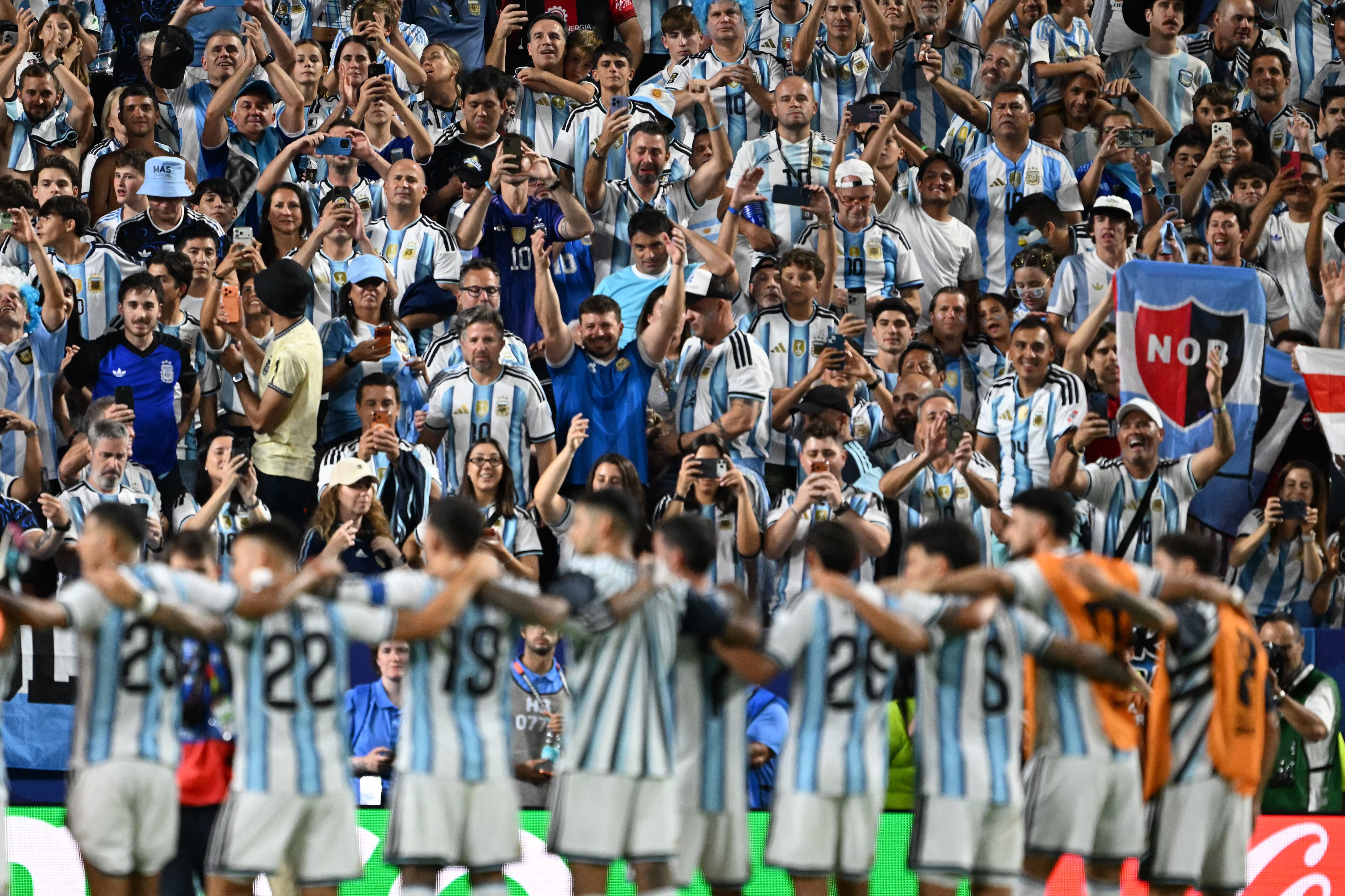 Los jugadores de Argentina festejan ante su afición tras ganar el primer partido del Mundial, el 16 de junio 3-0 ante Argelia.