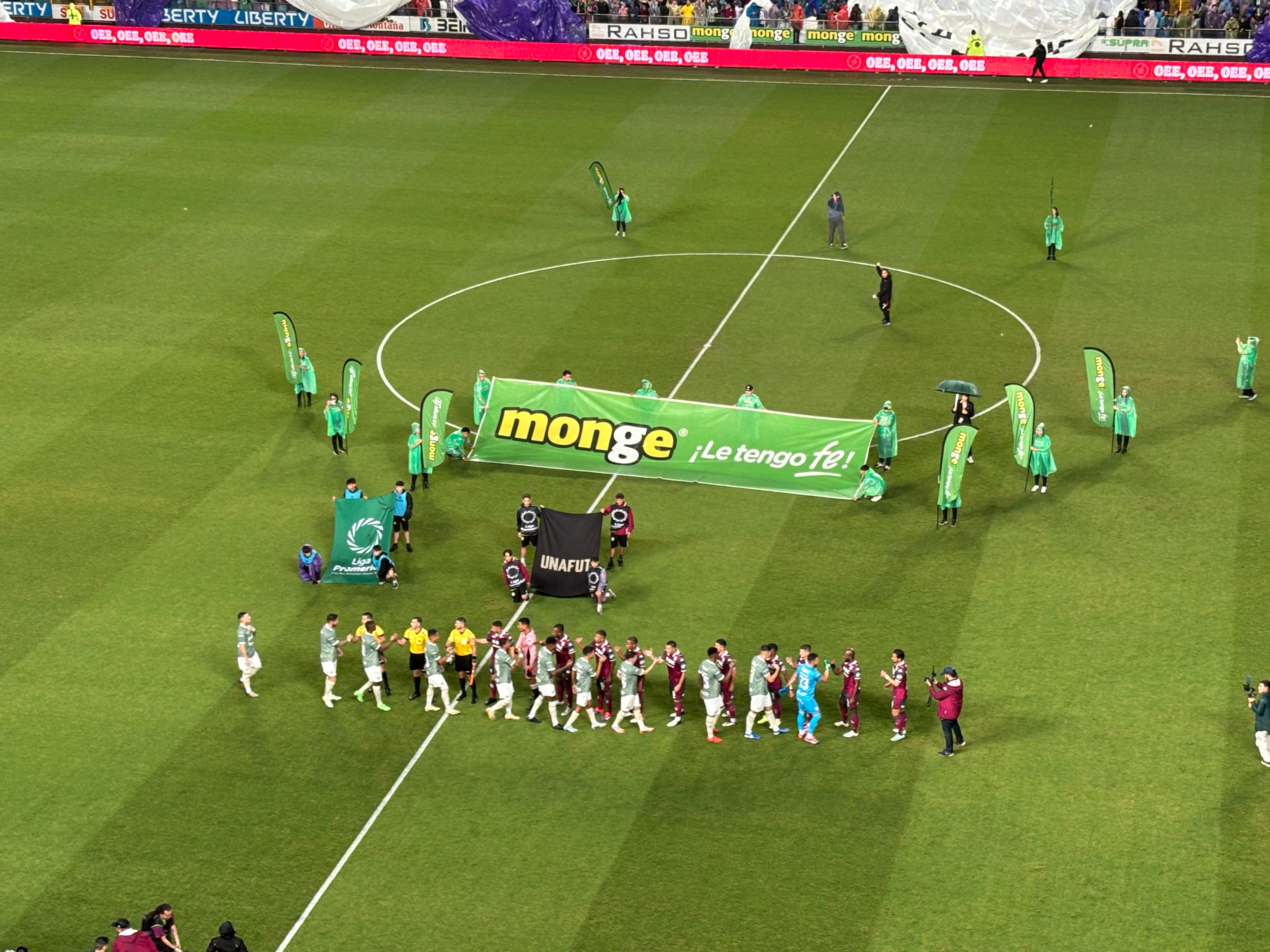 Después de que el Estadio Ricardo Saprissa desplegó mensajes en plásticos gigantes que cubrían las cuatro graderías, empezó el clásico entre Saprissa y Liga Deportiva Alajuelense.