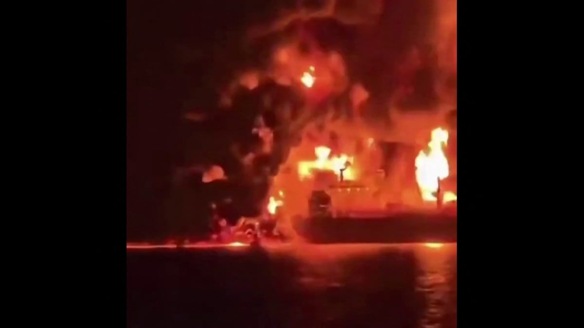 Esta captura de video tomada de imágenes de UGC publicadas en redes sociales el 12 de marzo de 2026 muestra dos petroleros en llamas frente a la costa de Irak.