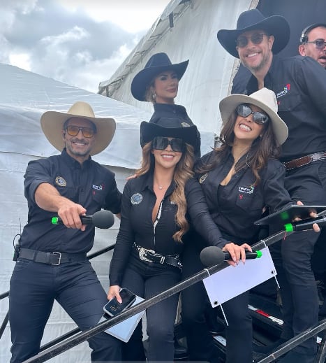 Keyla Sánchez (centro) junto al elenco de De boca en boca quienes presentaron el Tope Nacional 2025.