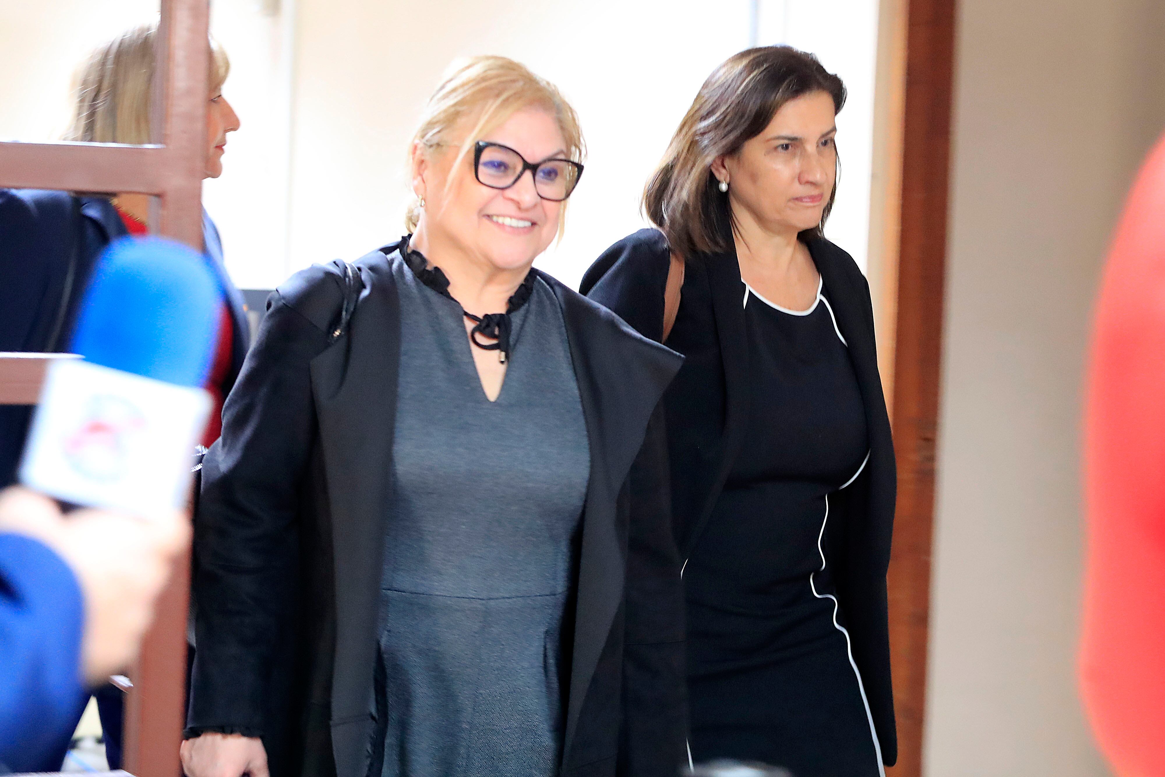 María de los Ángeles Gutiérrez Brenes, gerenta general de la CCSS, y Marta Esquivel, presidenta ejecutiva, en un contexto de investigación sobre la adjudicación de contratos de salud.