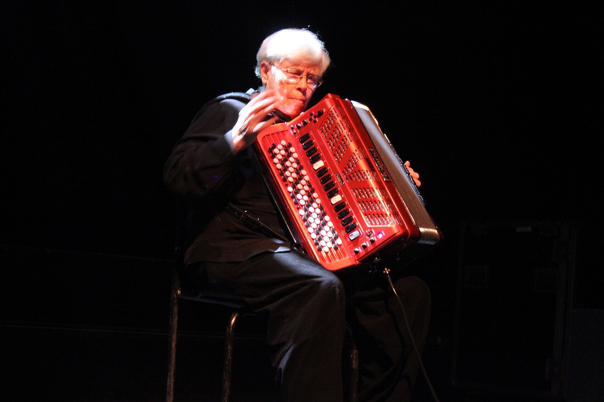 Pauline Oliveros tocando en vivo el 24 de febrero de 2012 en el Sonic Acts Festival, en Amsterdam.