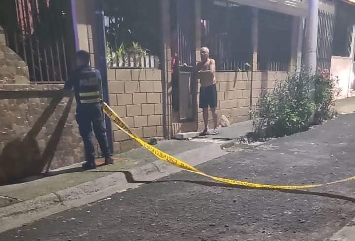 Dos hombres entre 30 y 35 años fallecieron la noche de este martes 30 de enero, luego de ser acribillados a balazos en vía pública.