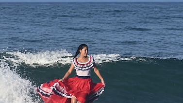 Surfista costarricense monta las olas con traje típico para celebrar la Independencia: vea el impresionante video