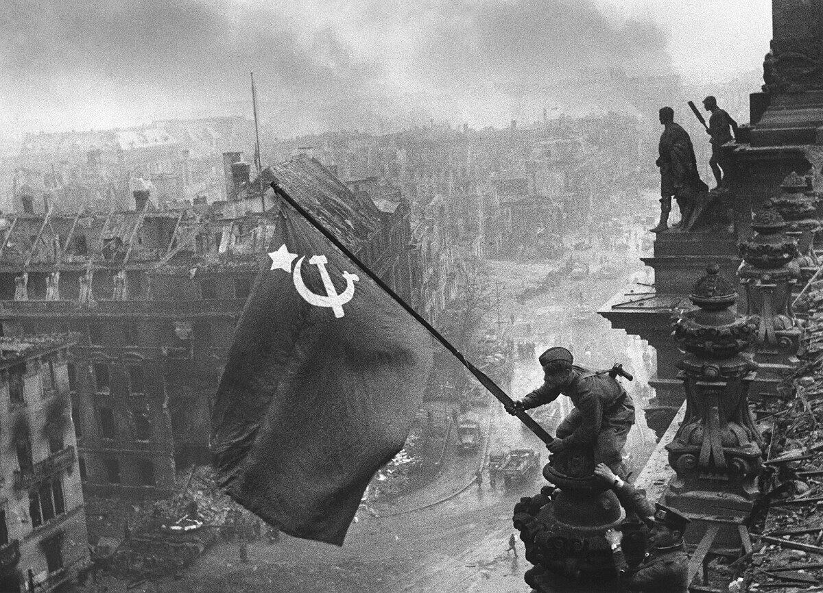 'Bandera de la victoria sobre el Reichstag' es la célebre foto del 2 de mayo de 1945 tomada por Yevgeny Khaldei en Berlín.