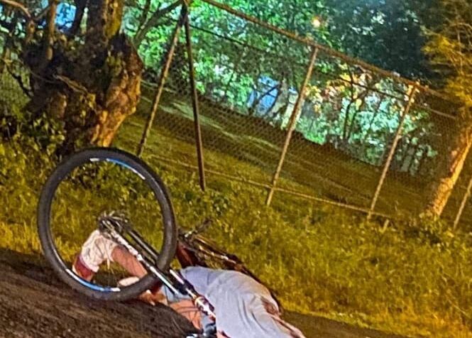 El fallecido, de 26 años, quedó sobre la bicicleta que conducía a un costado de la plaza de Azul. Foto: Cortesía