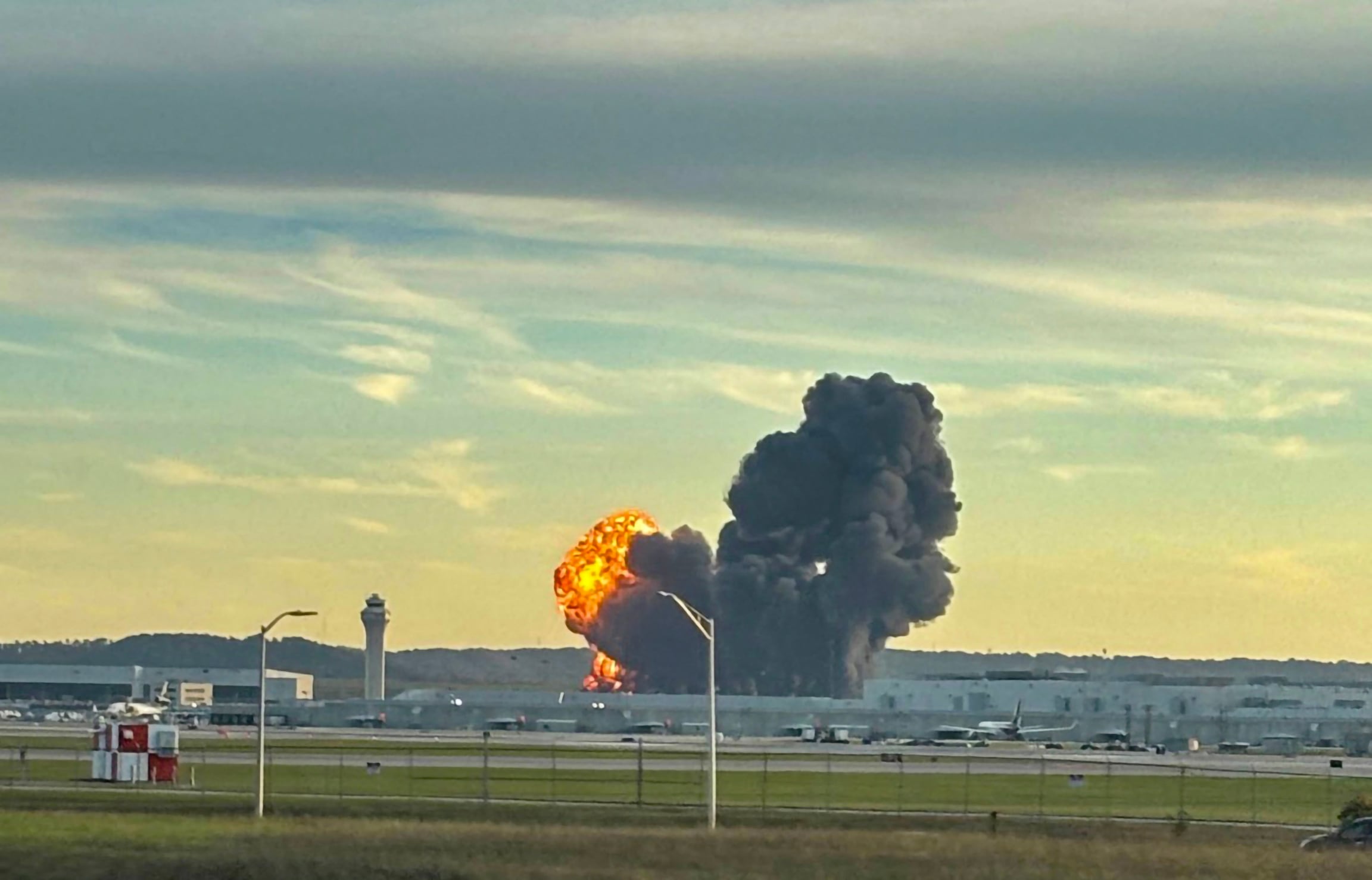 Accidente de un avión de carga de UPS provocó una enorme columna de humo negro sobre la zona en las cercanías del Aeropuerto Internacional de Louisville, en Louisville, Kentucky, el 4 de noviembre de 2025.