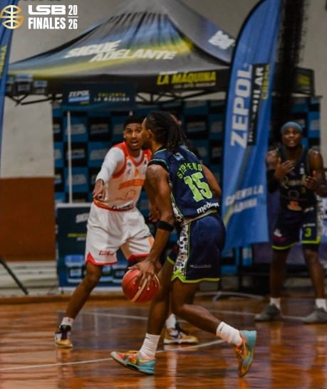 Roswell anotó 8 triples para llevarse el juego en su casa. En la imagen, Jordan
Xavier Stephens de Roswell.