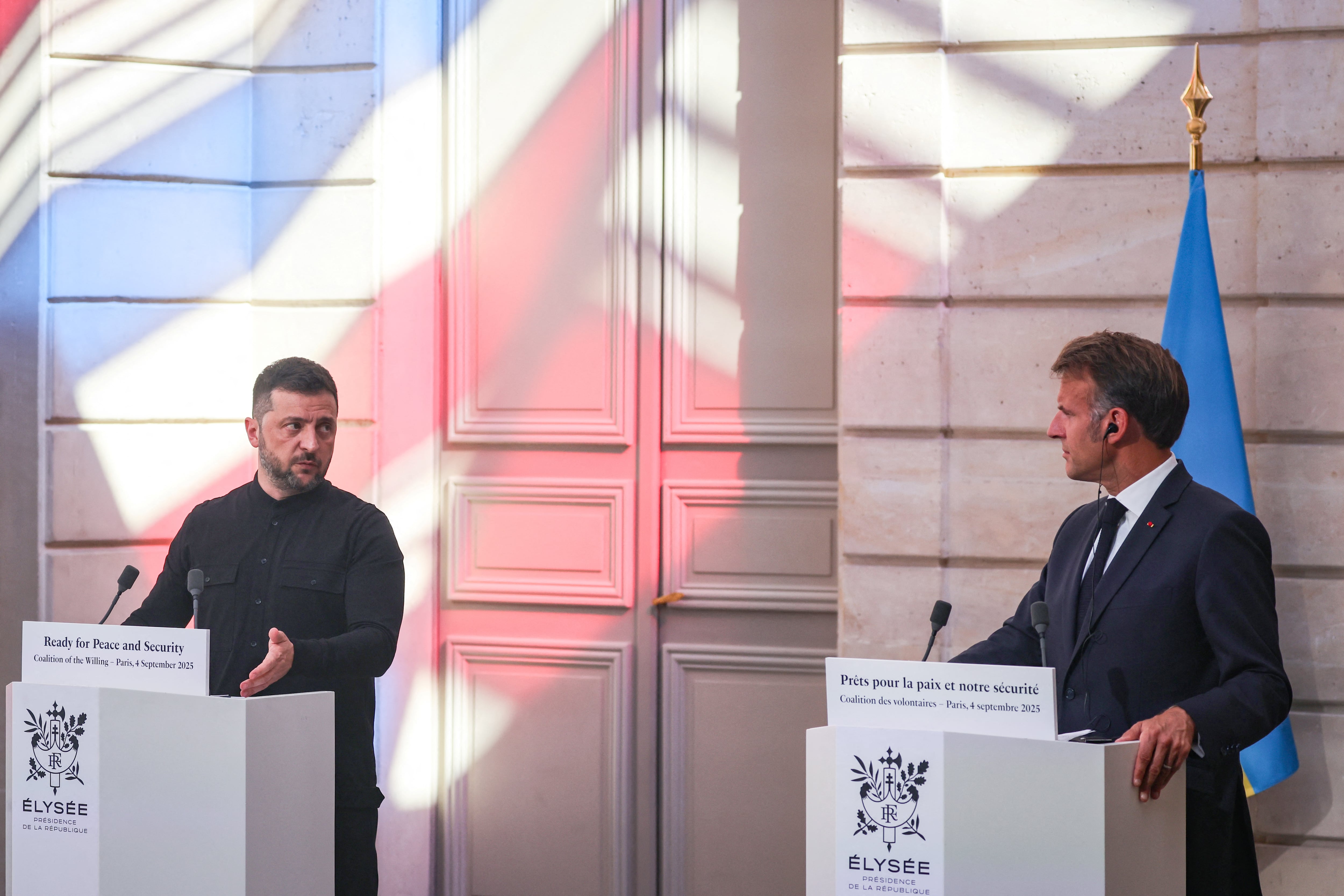 El presidente de Ucrania, Volodimir Zelenski, y su homólogo francés, Emmanuel Macron, durante la cumbre de la Coalición de Voluntarios en el Palacio del Elíseo, París, el 4 de septiembre de 2025.