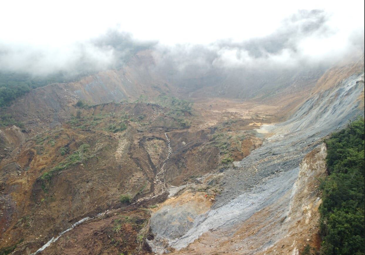 La CNE explicó días atrás a los vecinos de Aguas Zarcas y alrededores que el deslizamiento sigue activo. Foto: CNE.