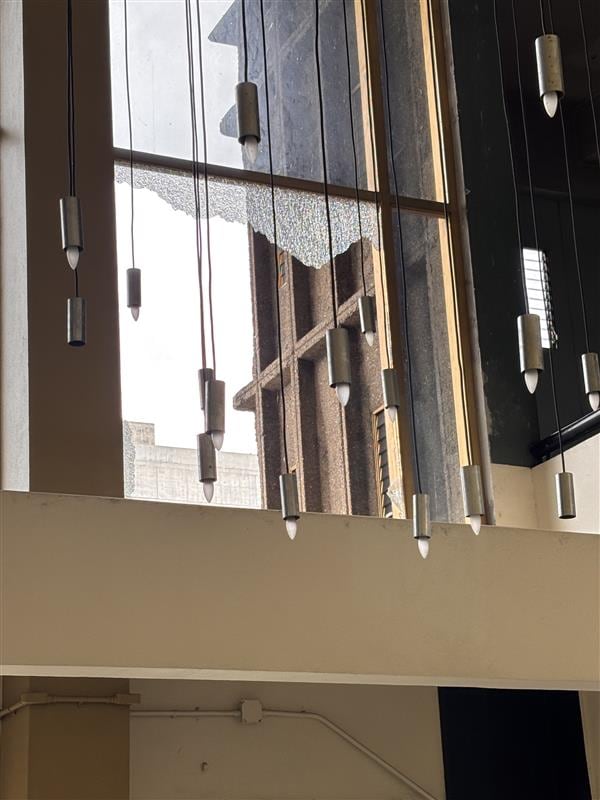 Evidencia del daño provocado en la Biblioteca Nacional, ubicada frente al Parque Nacional, en San José.