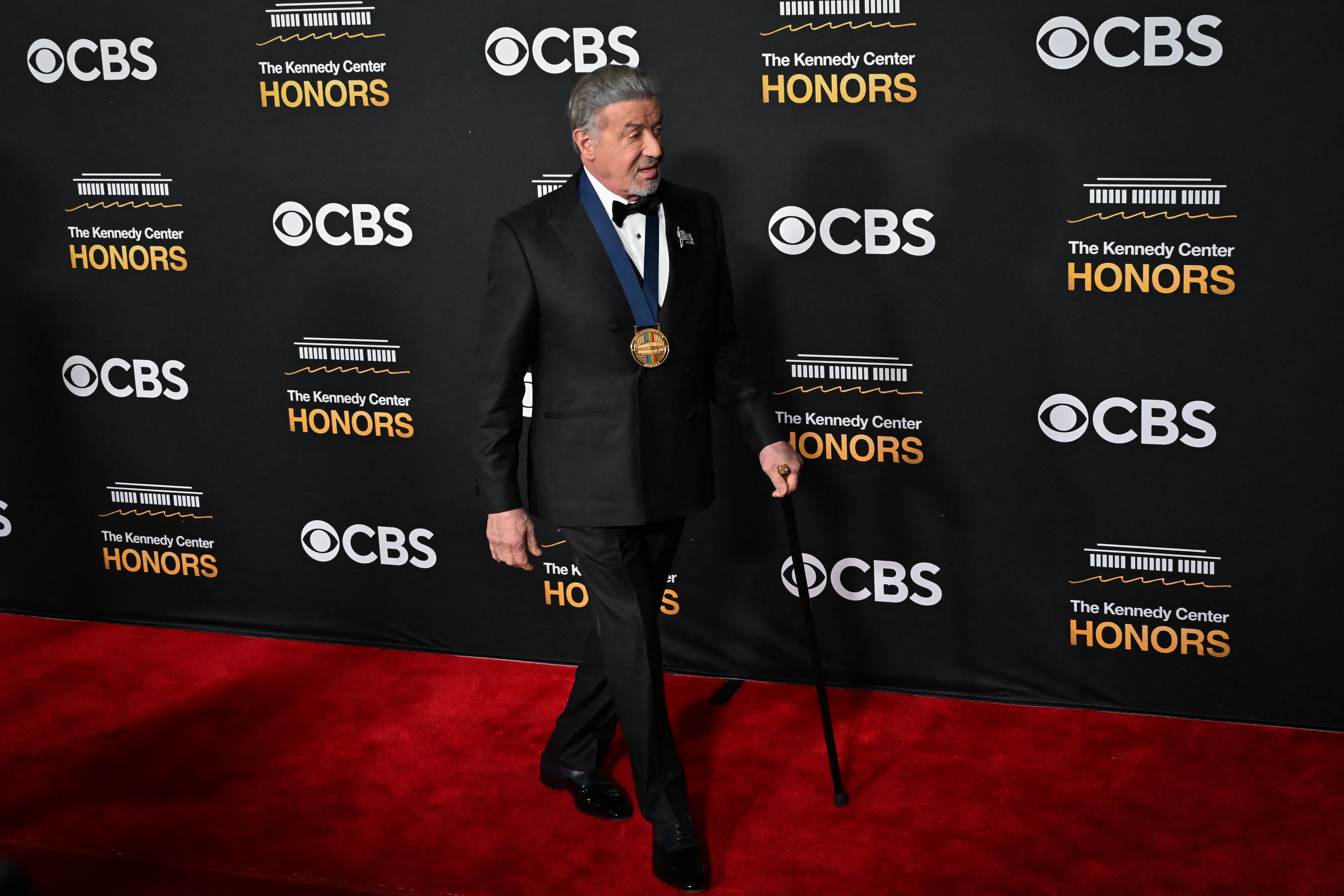 El actor estadounidense y homenajeado del Kennedy Center Sylvester Stallone llega a la 48.ª gala del Kennedy Center Honors, en el Kennedy Center, en Washington D. C., el 7 de diciembre de 2025. (Foto: Alex Wroblewski / AFP)