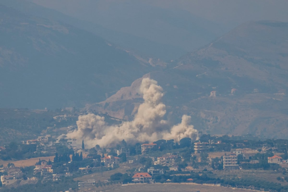 Se eleva humo tras un bombardeo israelí en el sur de Líbano, observado desde una posición al otro lado de la frontera en la Alta Galilea, en el norte de Israel, el 1.º de junio de 2026.