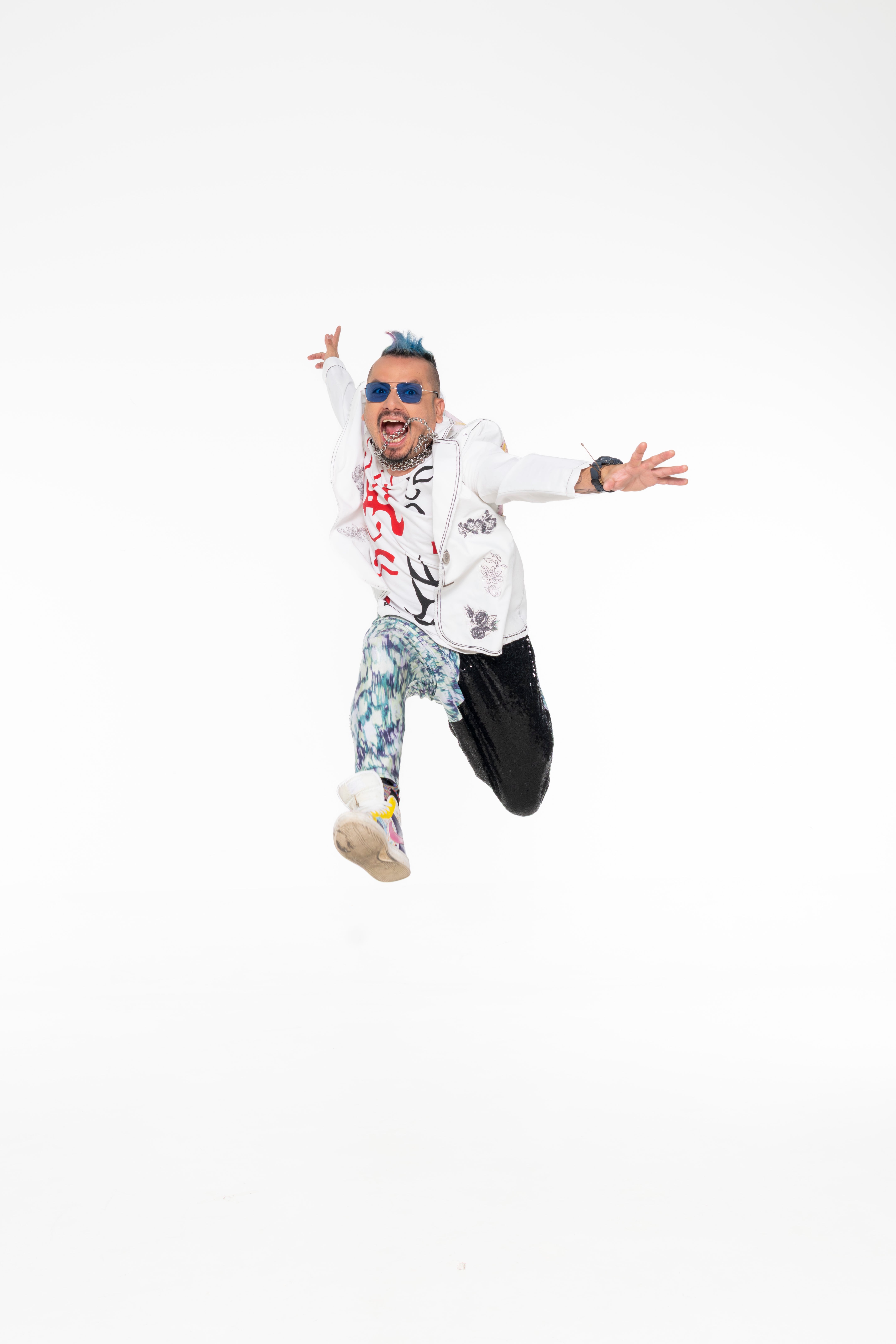 Luisga Loría en sesión de fotos, usa una chaqueta blanca.