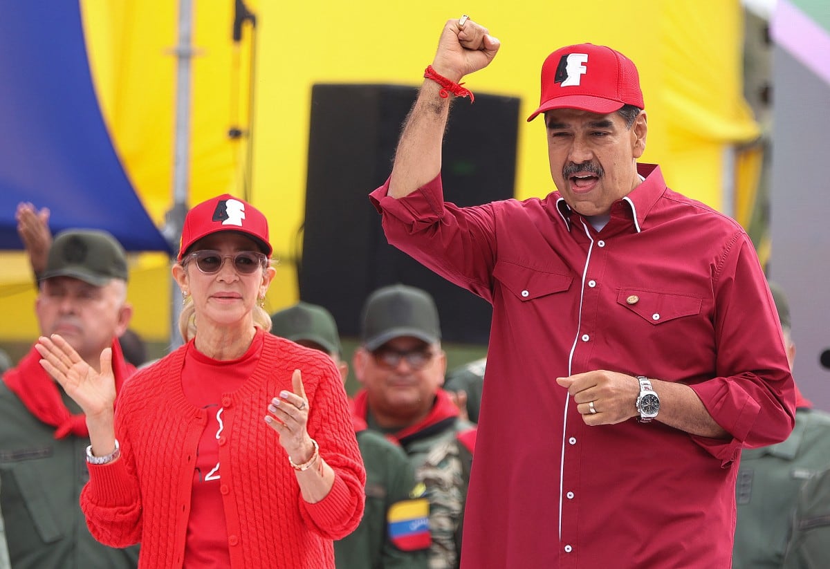 (Archivo) El presidente de Venezuela, Nicolás Maduro, levanta el puño junto a su esposa, Cilia Flores, durante un mitin en Venezuela en 2025.