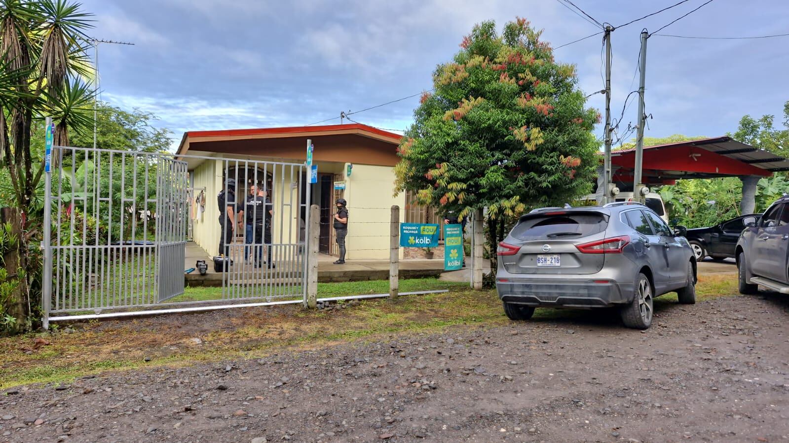 Un abastecedor, parte de afuera, se ve un vehículo del OIJ.