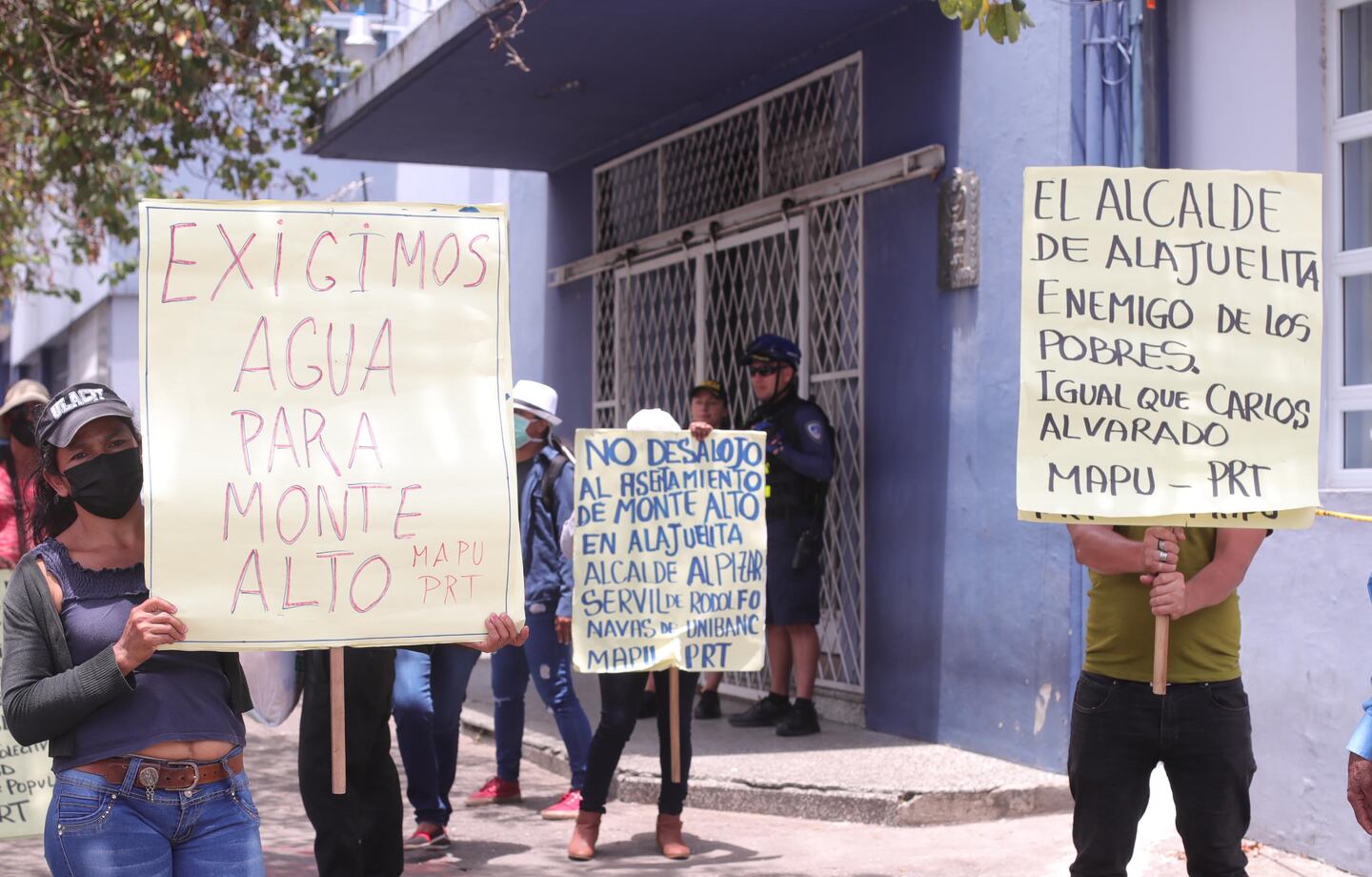 Vecinos de asentamiento informal protestan por faltante de agua en ...