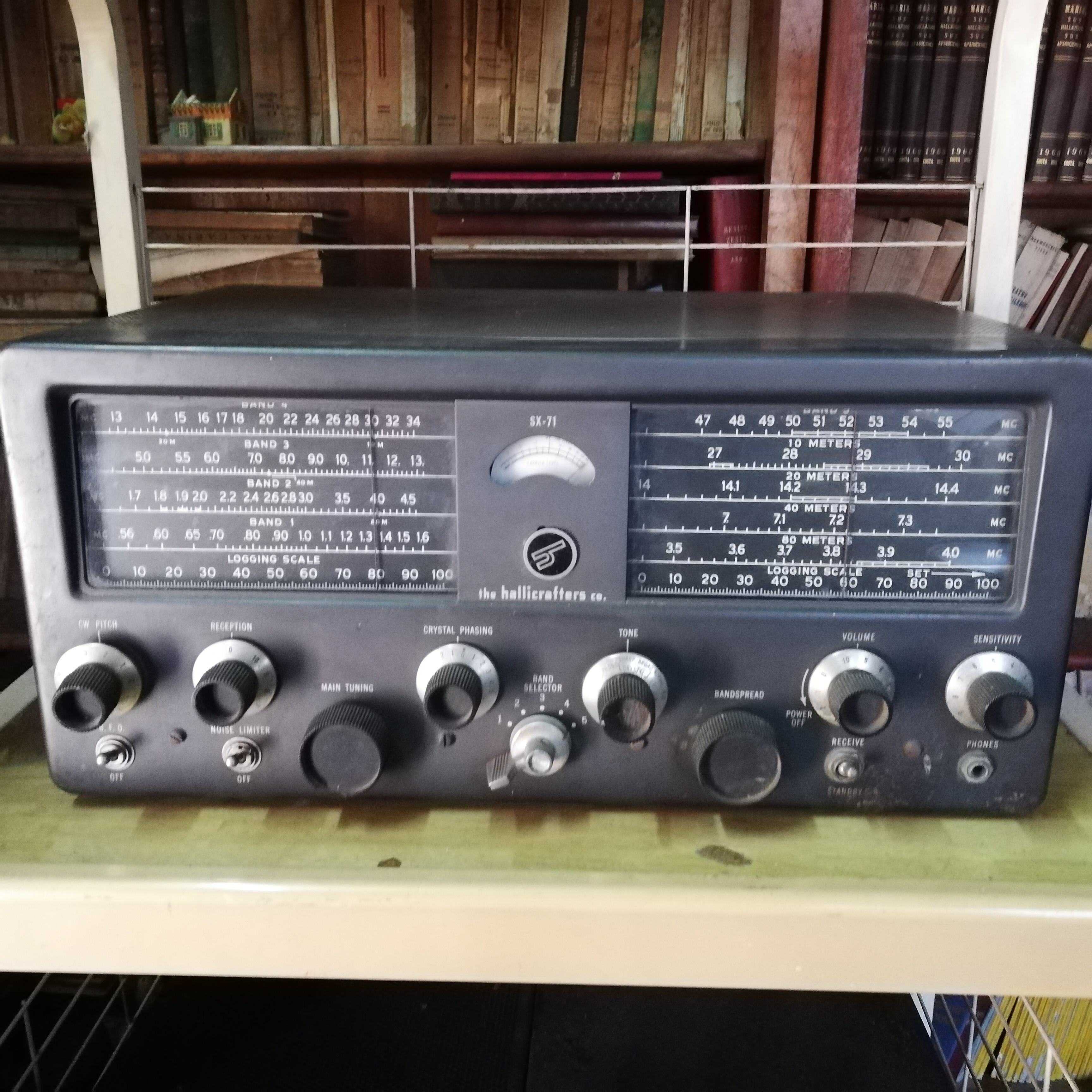 En 1923 un costarricense, Amando Céspedes Marín, recibió las primeras señales radiales de onda corta de la historia de Costa Rica