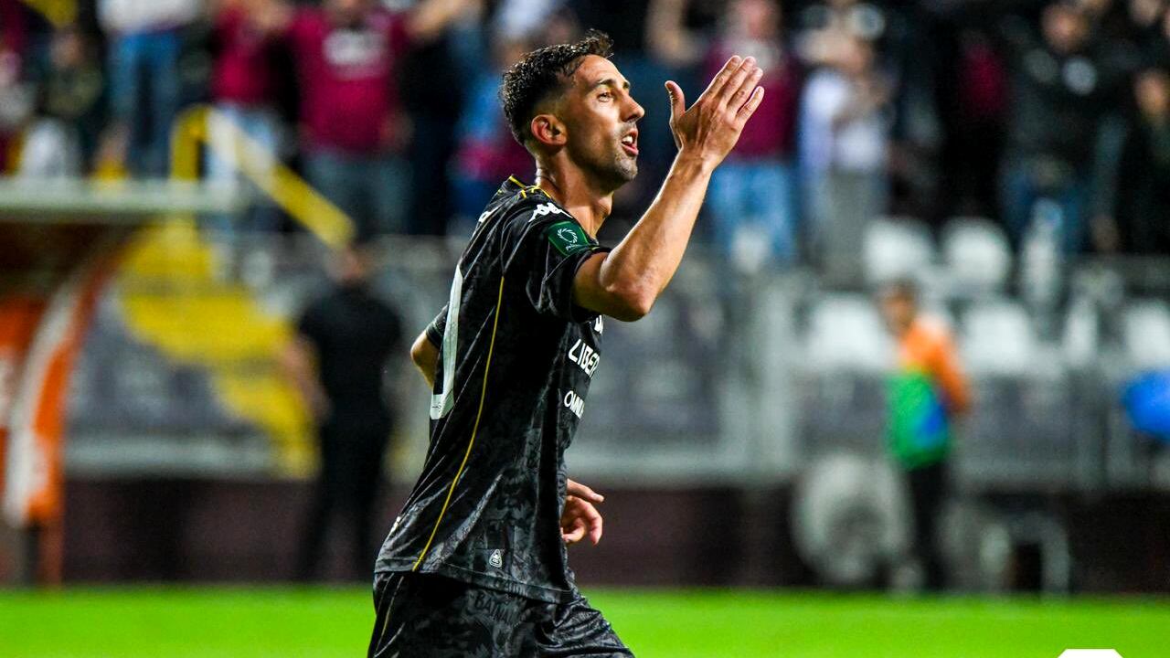 Mariano Torres festeja su gol contra Herediano.