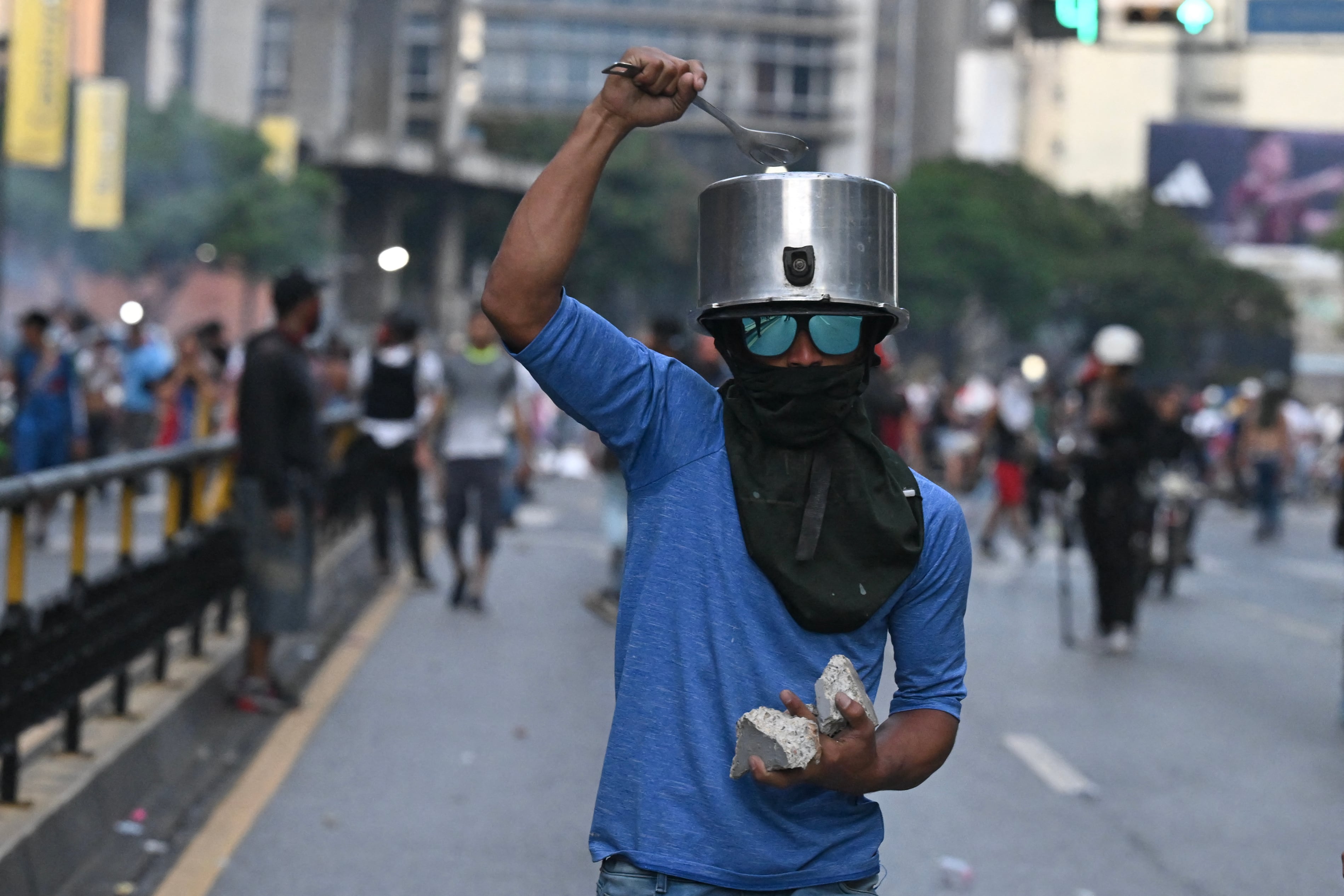 Un manifestante golpea una olla en su cabeza durante la protesta contra Nicolás Maduro en Caracas el 29 de julio de 2024, un día después de las elecciones presidenciales venezolanas. (Foto: AFP)