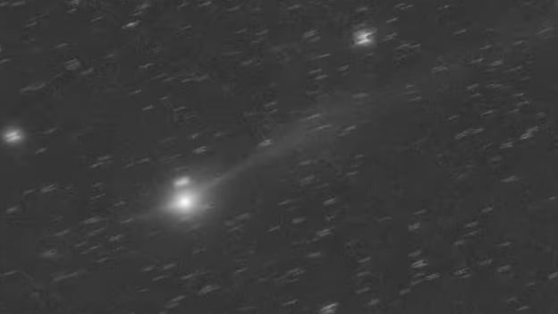 Imagen del cometa 3I/ATLAS tomada el 11 de noviembre, donde se puede ver la cola extendida a lo largo de su trayecto