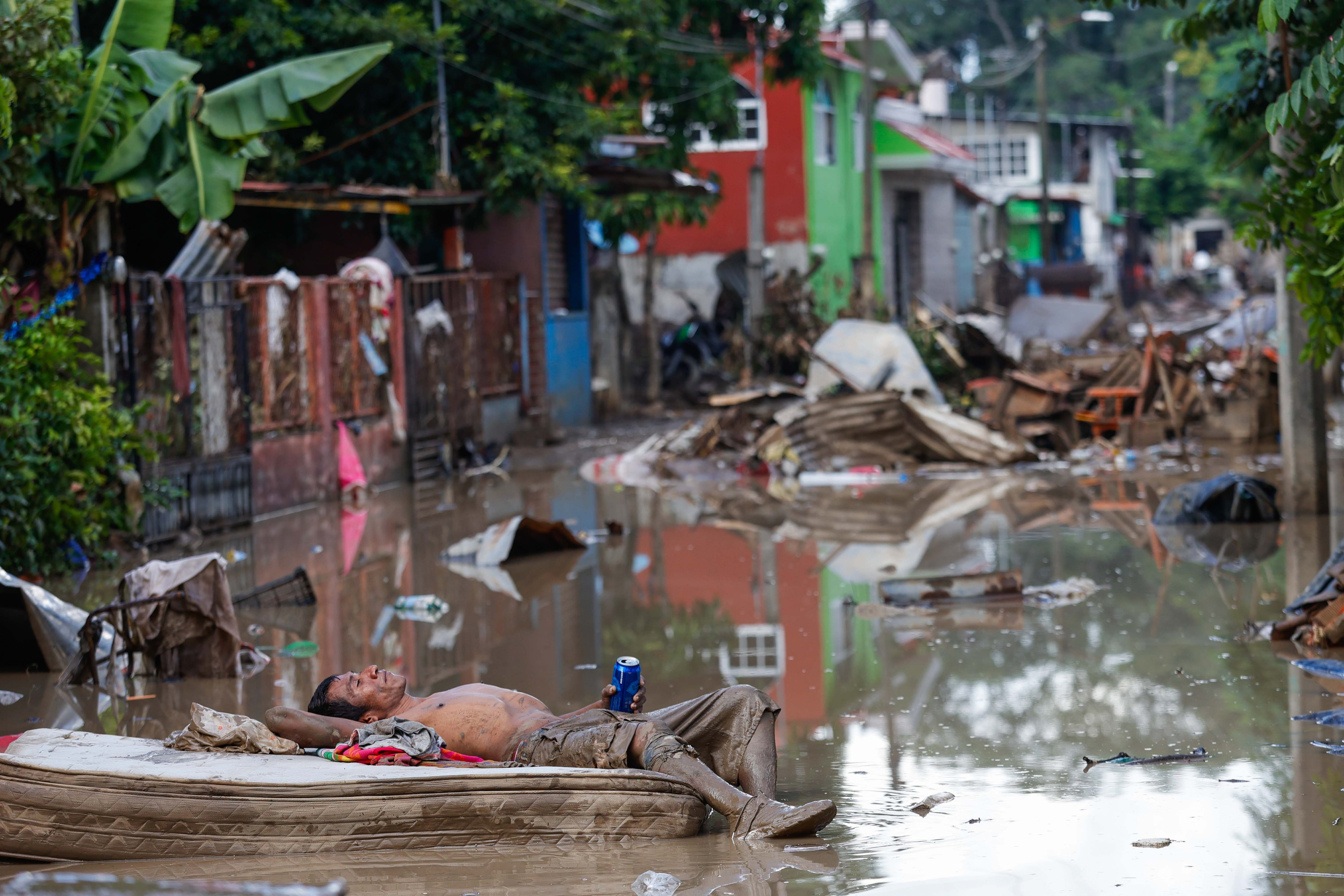 Alamo, Veracruz. 14 de octubre de 2025. Álamo, Veracruz. 14 de octubre de 2025. Cientos de familias de las colonias Emiliano Zapata y Barrio de las Flores resultaron afectadas por las inundaciones que afectaron al estado de Veracruz. También hubo afectación en Puebla e Hidalgo. De acuerdo con cifras proporcionadas por el gobierno de México, 37 personas fallecieron solo en Veracruz. Sumadas las víctimas en este estado, Puebla e Hidalgo, la cifra de fallecidos es de 83. El gobierno destinó un apoyo económico para los damnificados que asciende a 70 mil pesos mexicanos por pérdida total.