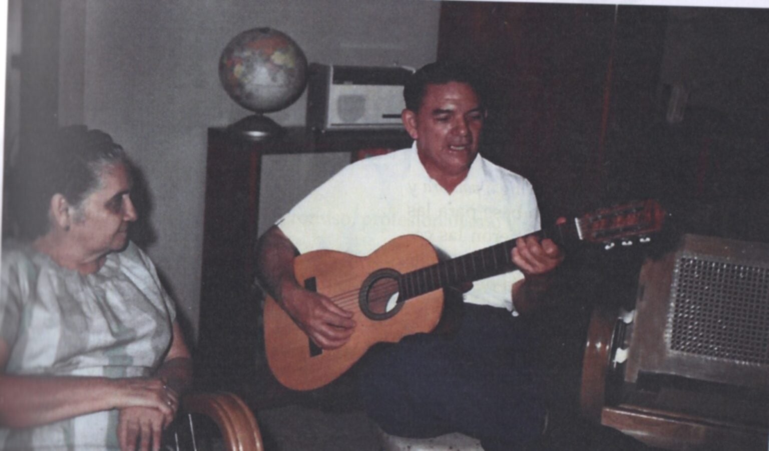Héctor Zúñiga Rovira interpretando una canción en su guitarra.