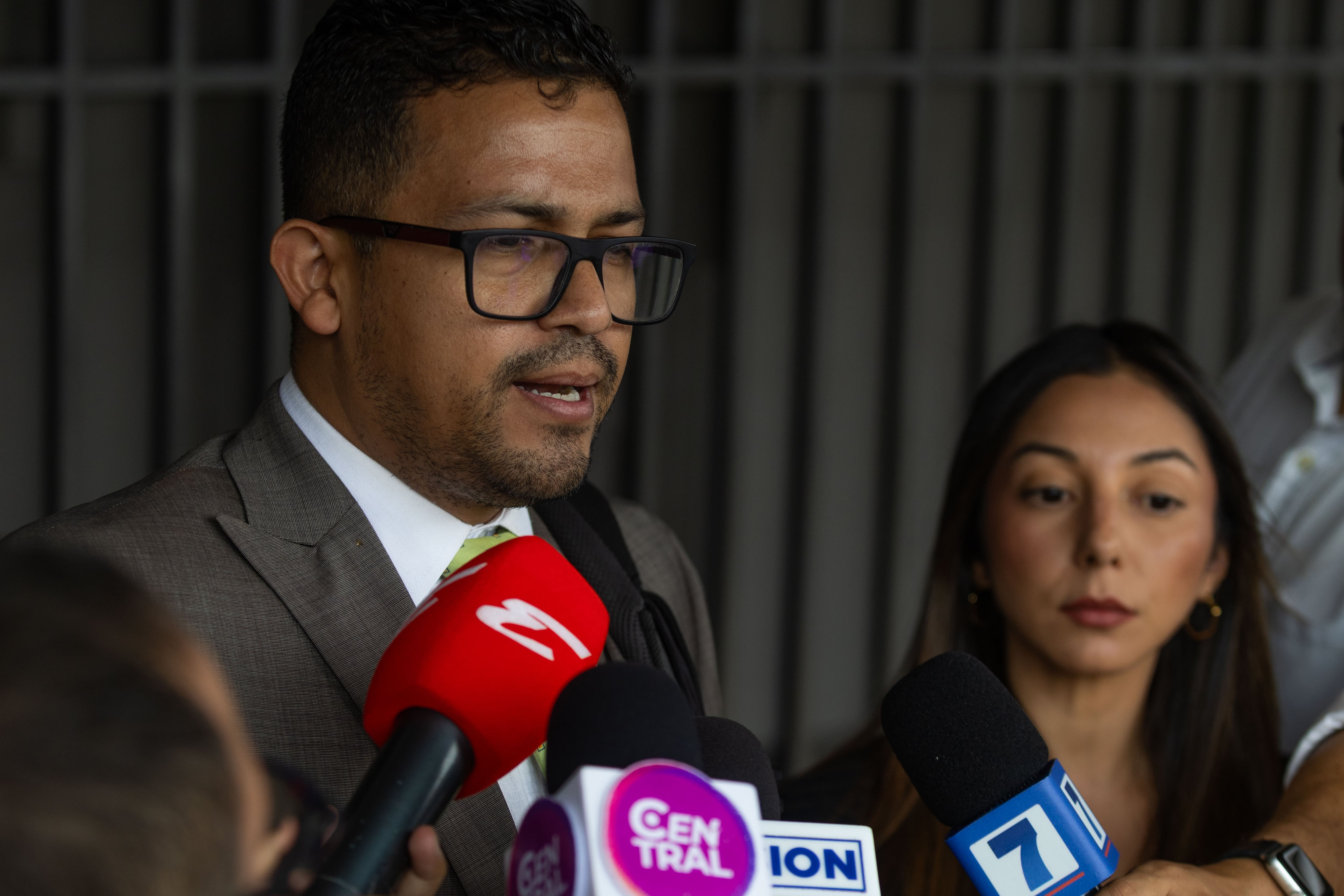 Fabricio Alvarado atiende al Juzgado de Desamparados para recibir medidas cautelares. En las fotos tenemos a Fabricio Alvarado y su abogado Eric Ramos y a la demandante Alicia Castillo con si abogado José Andrés Pacheco.