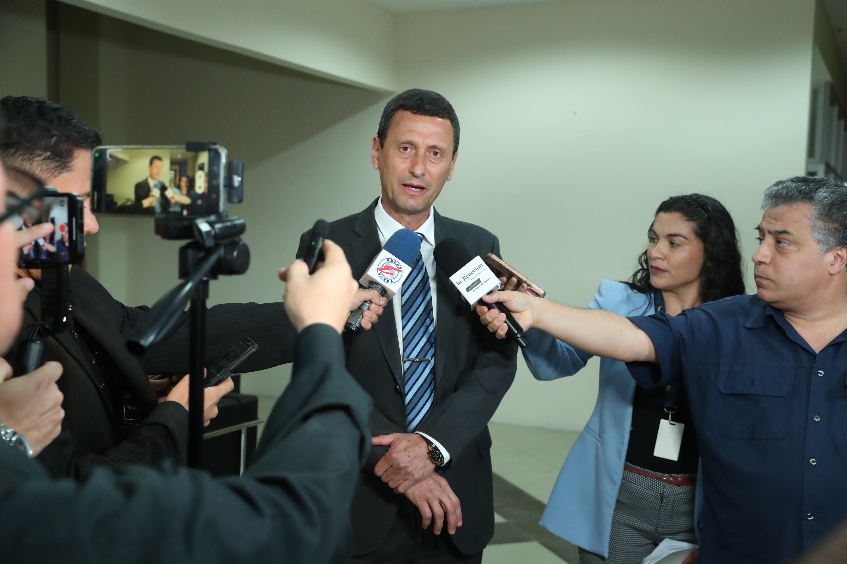 Miembros de la Federación de Estudiantes de la UCR permanecieron en las afueras del Micitt durante la negociación del FEES 2025. / en la foto Gustavo Gutiérrez Espelta / foto John Durán