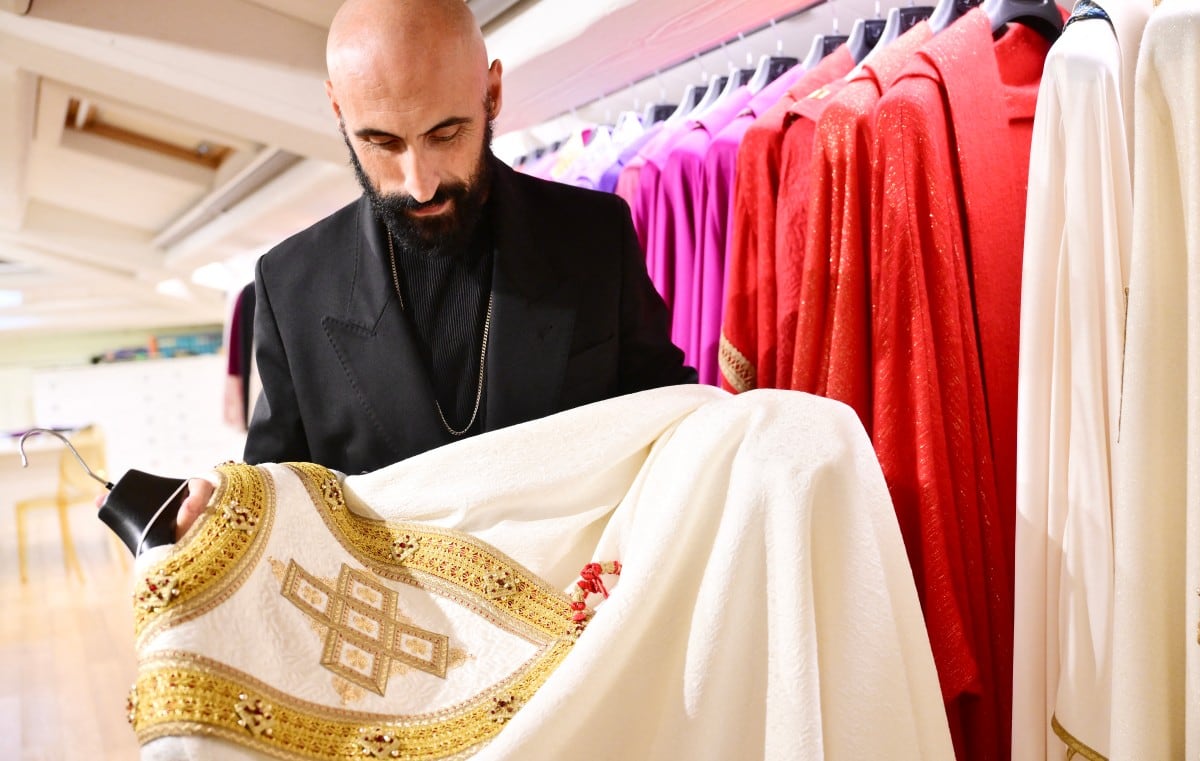 El fundador, artista y diseñador Filippo Sorcinelli sostiene una vestimenta litúrgica en su taller italiano LAVS (Laboratorio Arte Vesti Sacre), especializado en ornamentos sagrados, en Santarcangelo di Romagna, en el centro de Italia.