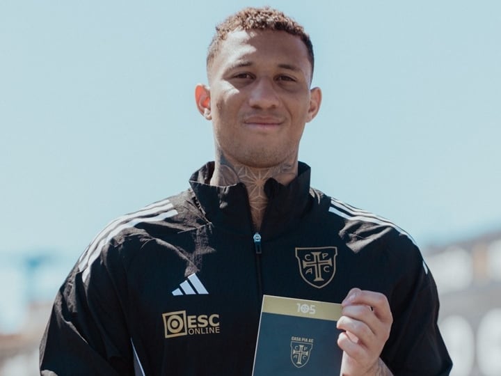 Patrick Sequeira muestra el premio al Mejor Jugador de agosto del Casa Pia.