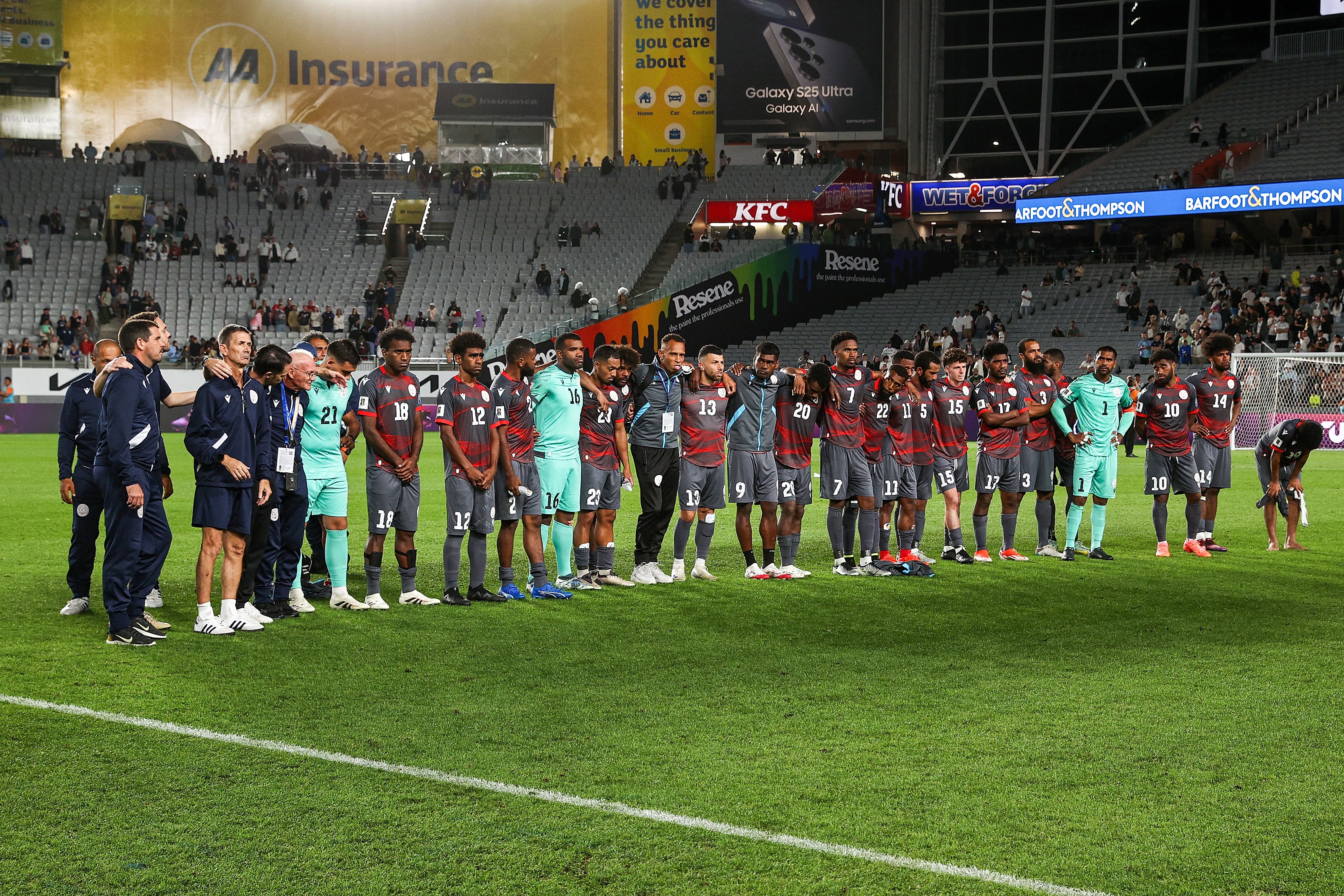 La Selección de New Caledonia saluda tras perder la final del torneo clasificatorio de Oceanía ante Nueva Zelanda, en marzo pasado. Ese segundo lugar les dio boleto al repechaje.