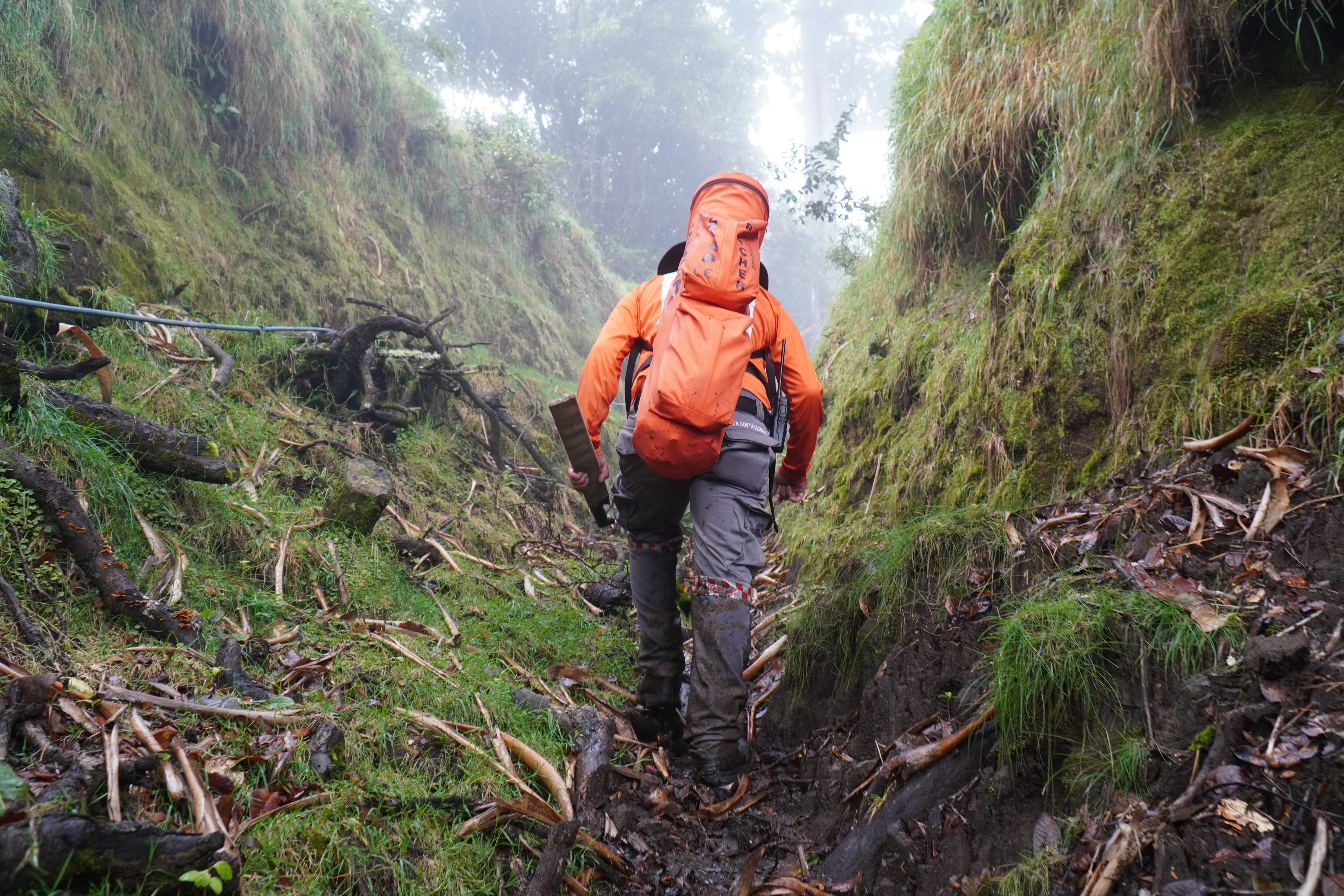 Las condiciones del tiempo en las montañas pueden variar rápidamente y desorientar a los caminantes, por ello siempre deben prevenir riesgos. Foto: Cortesía Cruz Roja.