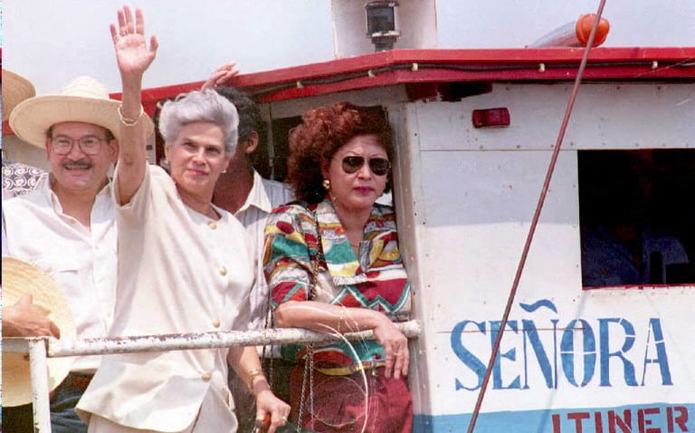 La presidenta de Nicaragua Violeta Barrios de Chamorro saluda 25 Abril desde un barco a su llegada a la Isla de Ometepe ubicada en el gran Lago de Nicaragua distante 115 Km de Managua. Chamorro celebro su quinto aniversario de gobierno en dicha isla donde inauguro obras de progreso turistico como el nuevo Aeropuerto de la isla de Ometepe.