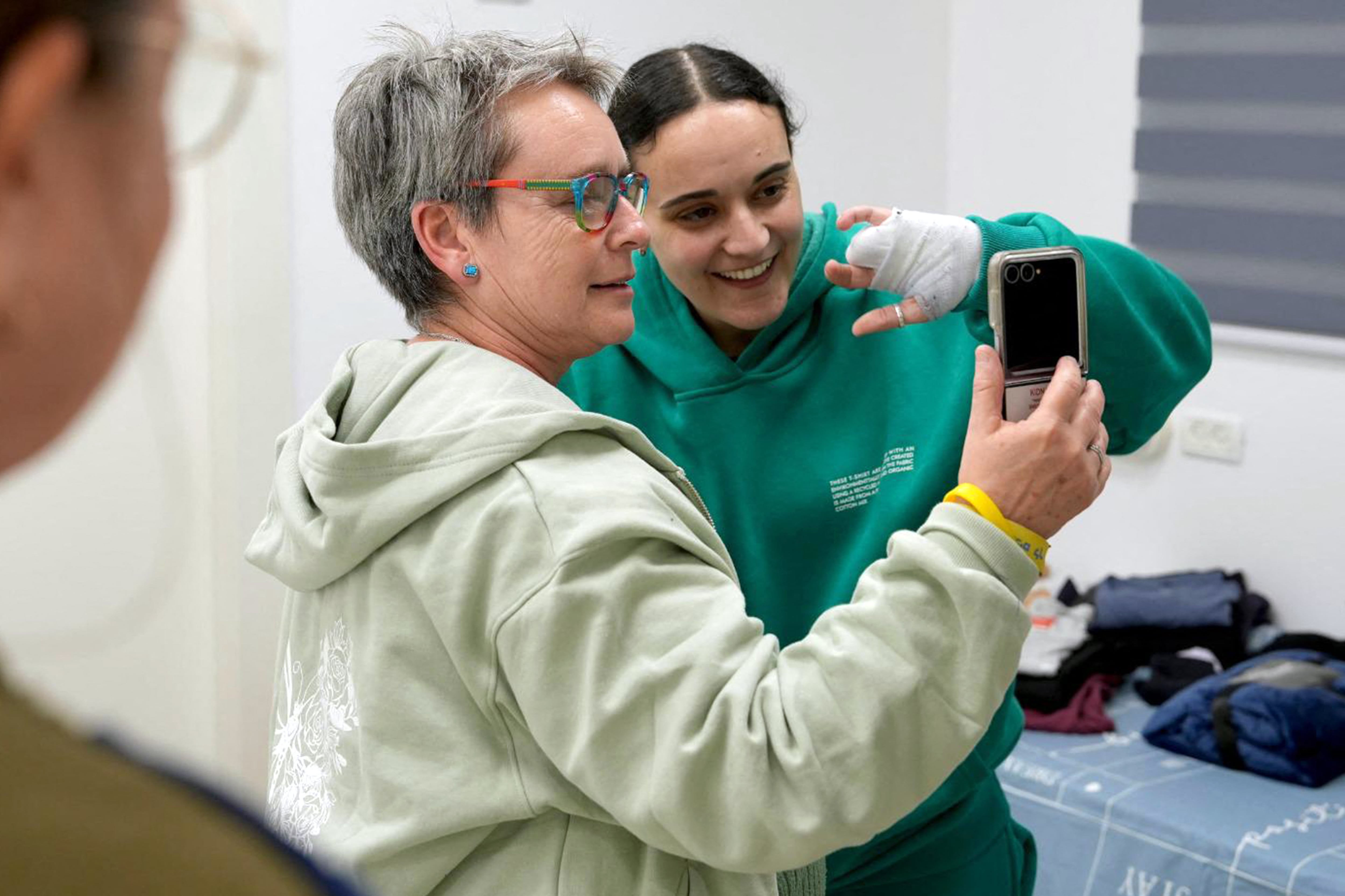 Emily Damari, una de las rehenes israelíes liberadas, sonríe junto a su madre Amanda en Israel tras un acuerdo de alto al fuego entre Israel y Hamas.