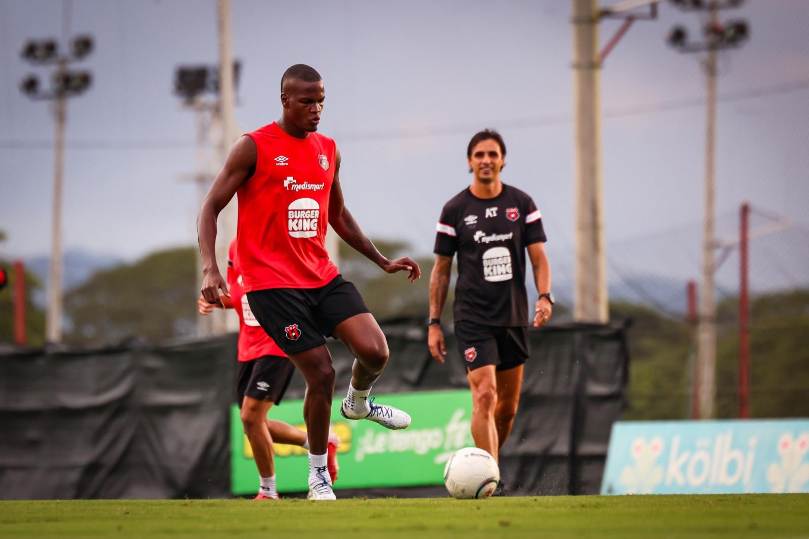 Larry Angulo asegura que se encuentra entre un 70% y un 80% de su potencial y afirma que con el paso de los partidos de Liga Deportiva Alajuelense crecerá en su juego.