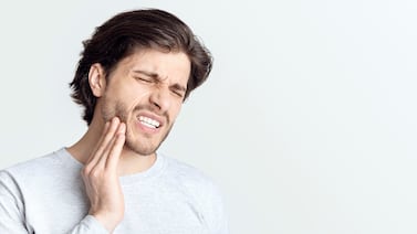 Dolores de cabeza o mandíbula podrían ser señal de un problema dental