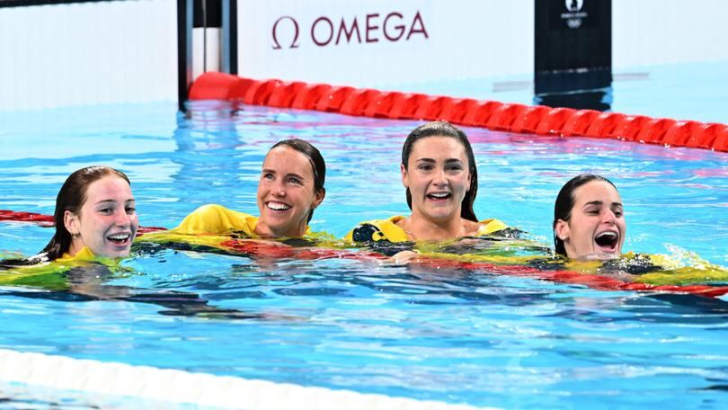 (Izq a der) Las australianas Mollie O’Callaghan, Emma McKeown, Jenna Strauch y Kaylee McKeown saltaron a la piscina después de la ceremonia de premiación en los relevos femeninos 4x100.