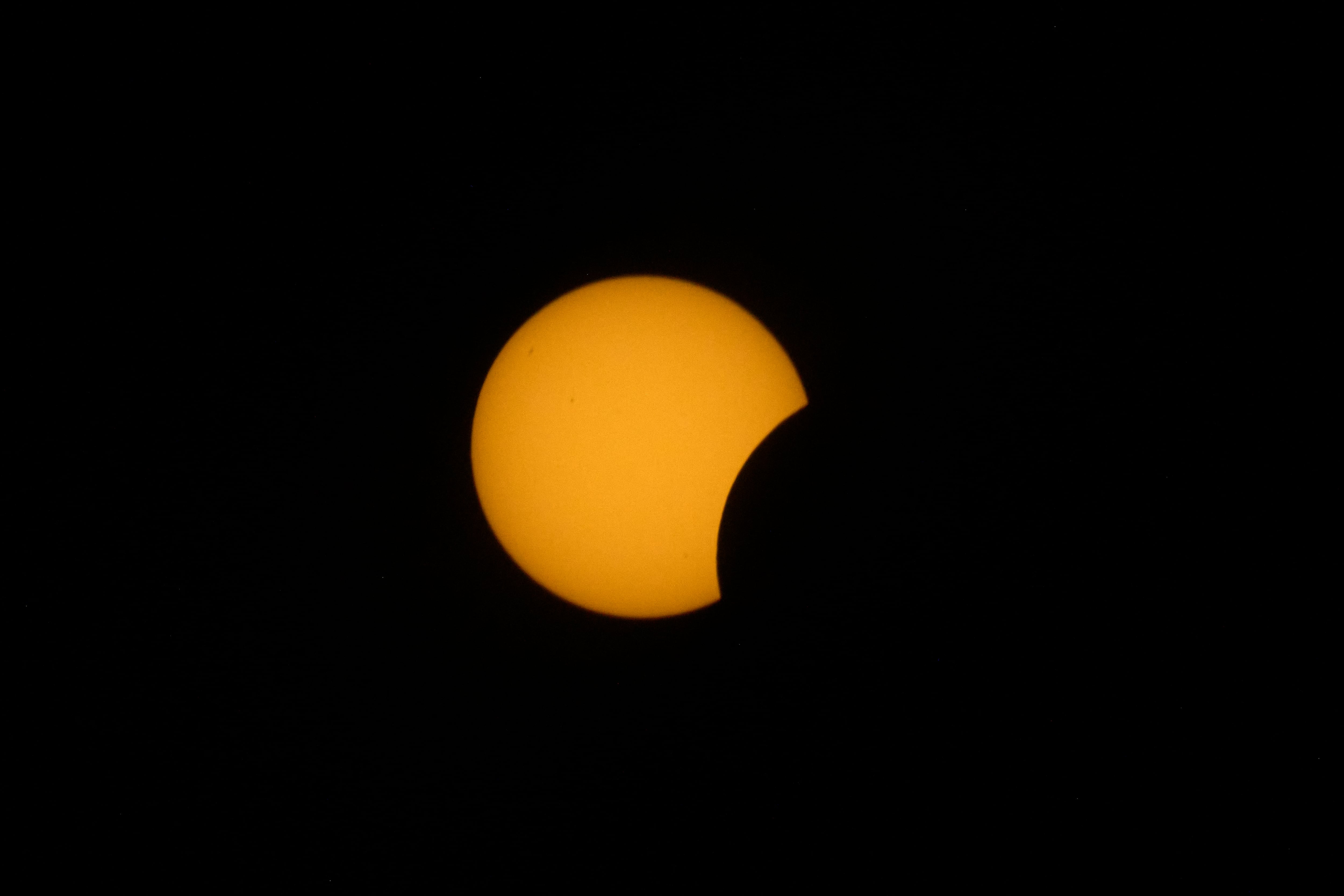 CASPE, ESPAÑA - 12 DE AGOSTO: El sol durante el eclipse solar total del 12 de agosto de 2026 en Caspe, España. Fue la primera vez desde 1905 que se pudo observar desde España un eclipse solar total, en el que el sol queda oculto por la órbita de la luna. (Foto de José Bretón/Pics Action/NurPhoto) (Foto de José Bretón / NurPhoto vía AFP)