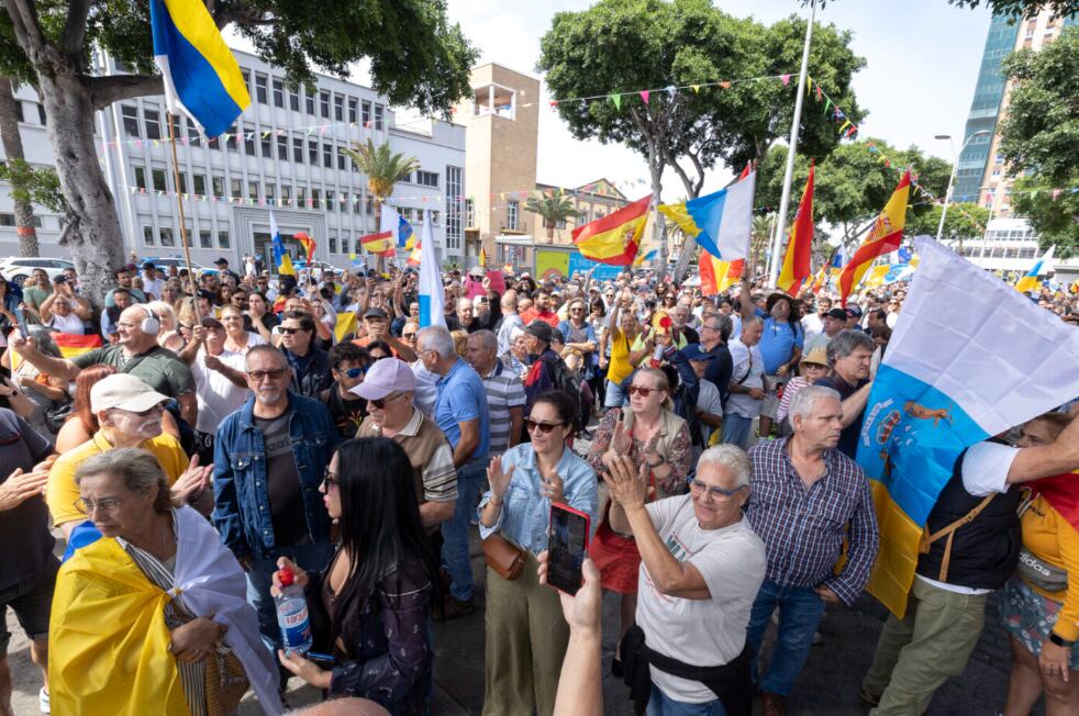 En 2023, cerca de 40.000 migrantes llegaron a el archipiélago, frente a 15.600 de 2022, superando el récord que databa de 2006.