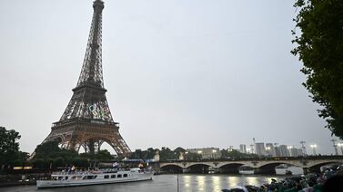 Dos hombres escalan la Torre Eiffel de madrugada y saltan en paracaídas antes de ser arrestados