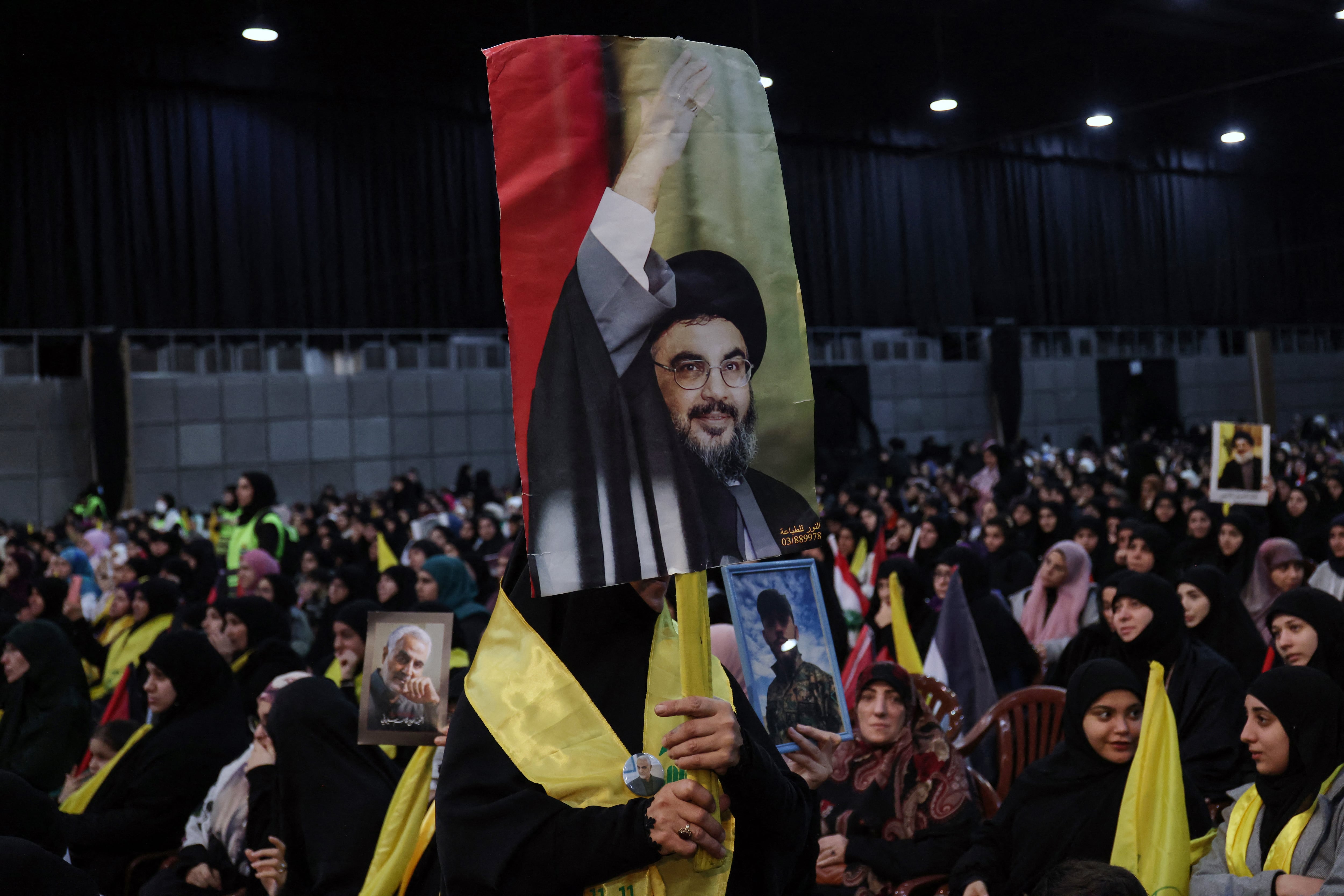 Un partidario sostiene un retrato del jefe del Hezbolá libanés, Hasan Nasrallah, durante las conmemoraciones del aniversario del asesinato del alto comandante iraní Qasem Soleimani, que se celebró con un discurso televisado de Nasrallah en un suburbio del sur de Beirut el 3 de enero de 2024.