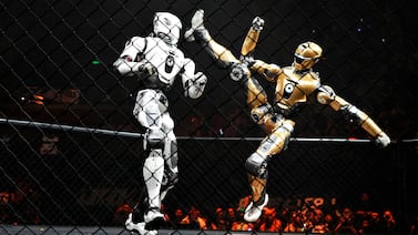 De película: influencer enfrenta a robot tipo Terminator y el golpe final se hace viral