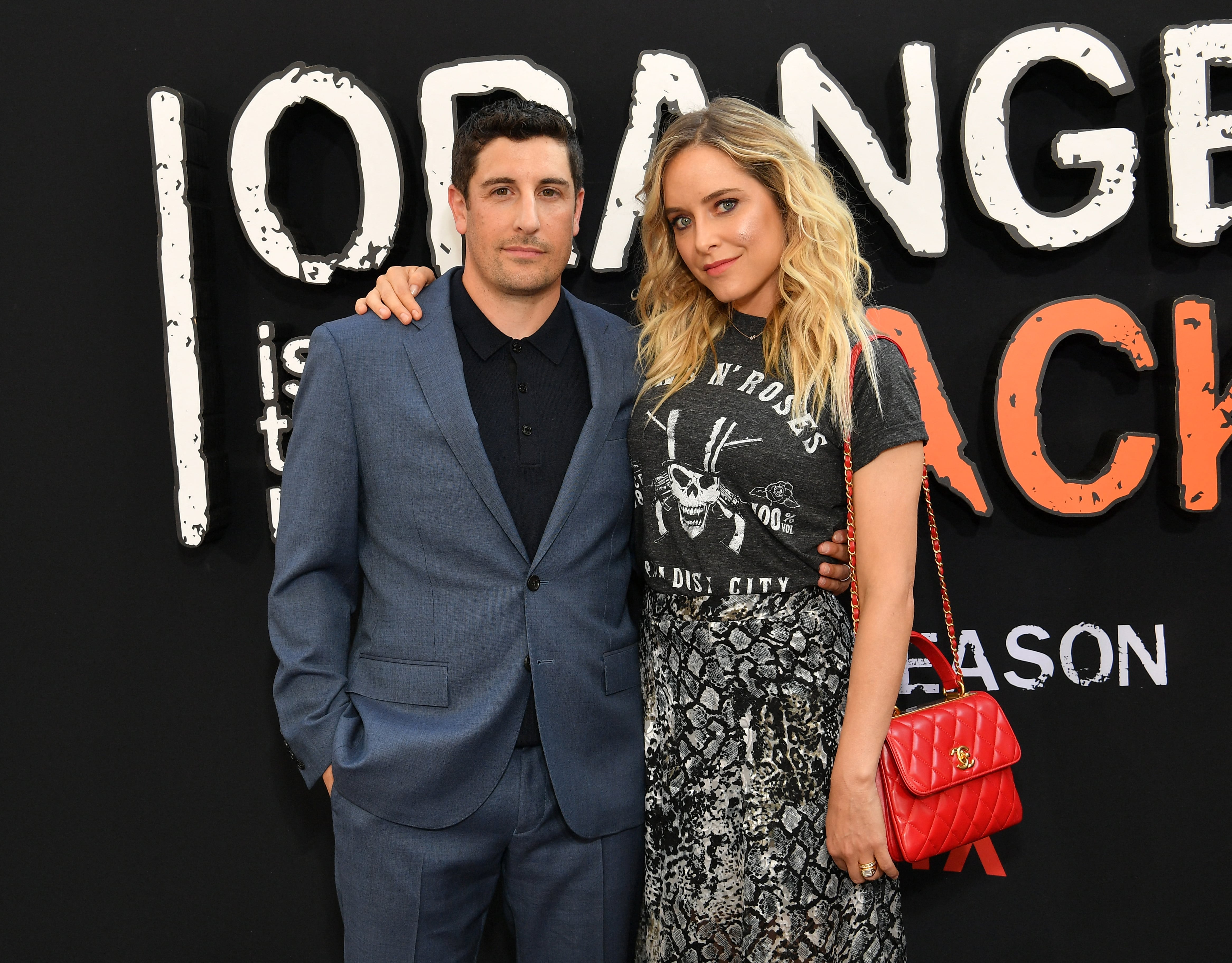 NUEVA YORK, NUEVA YORK - 25 DE JULIO: Jason Biggs y Jenny Mollen asisten al estreno de la séptima temporada de Orange Is the New Black de Netflix el 25 de julio de 2019 en Nueva York. Dia Dipasupil/Getty Images para Netflix/AFP (Foto de Dia Dipasupil / GETTY IMAGES NORTH AMERICA / Getty Images vía AFP).
