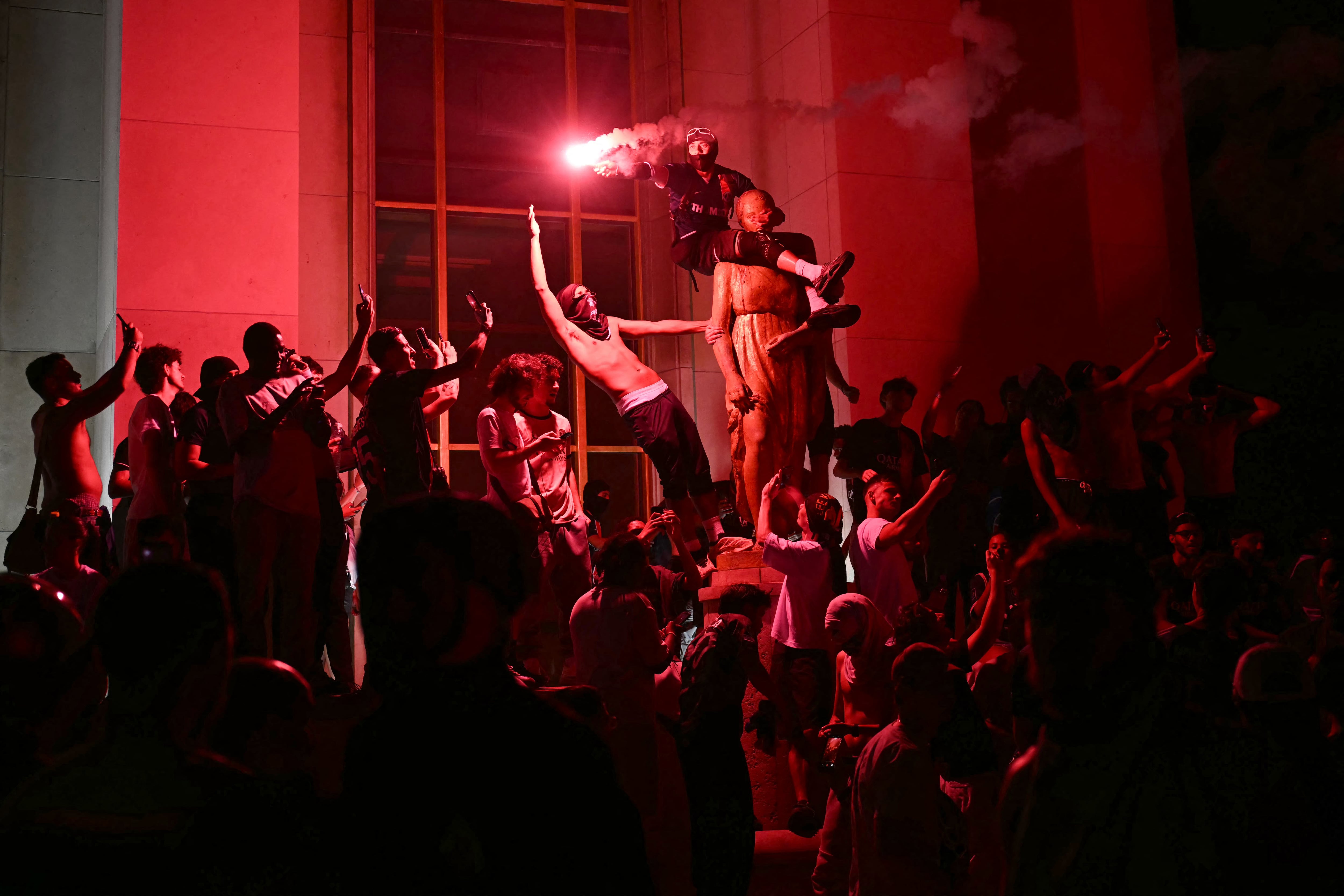 Aficionados del Paris Saint-Germain celebran la victoria de su equipo en la final de la Liga de Campeones de la UEFA ante Arsenal, en la Plaza del Trocadero, frente a la Torre Eiffel, en París, Francia, este 30 de mayo de 2026. Foto: AFP / Lou Benoist.