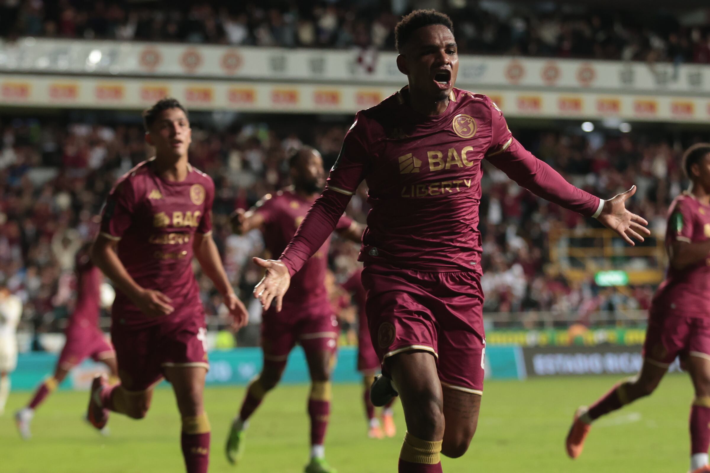 17/12/2025 / partido de ida entre Deportivo Saprissa vs Liga Deportiva Alajuelense por el partido de ida de la final del Torneo apertura de la Liga Promerica 2025 en el estadio Ricardo Saprissa / foto John Durán